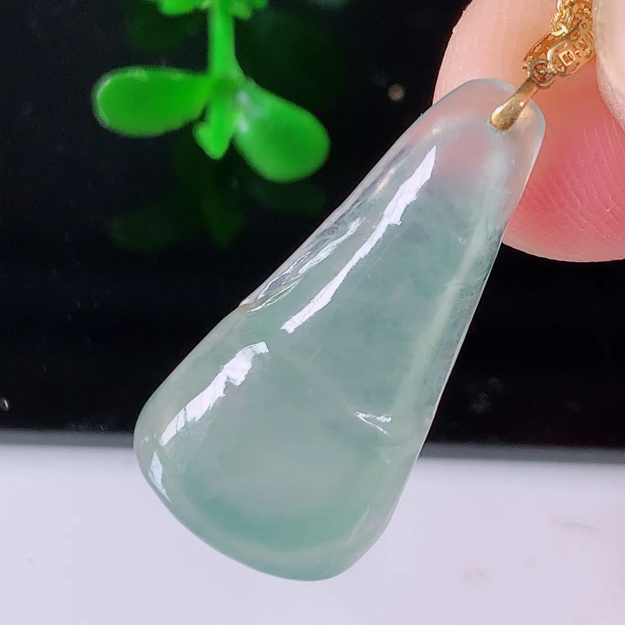 自然光实拍，18K金镶嵌冰种翡翠竹节吊坠。竹节寓意“节节高，官运亨通，前程似锦，水润莹泽，清秀高雅，佩戴精美！#1.28