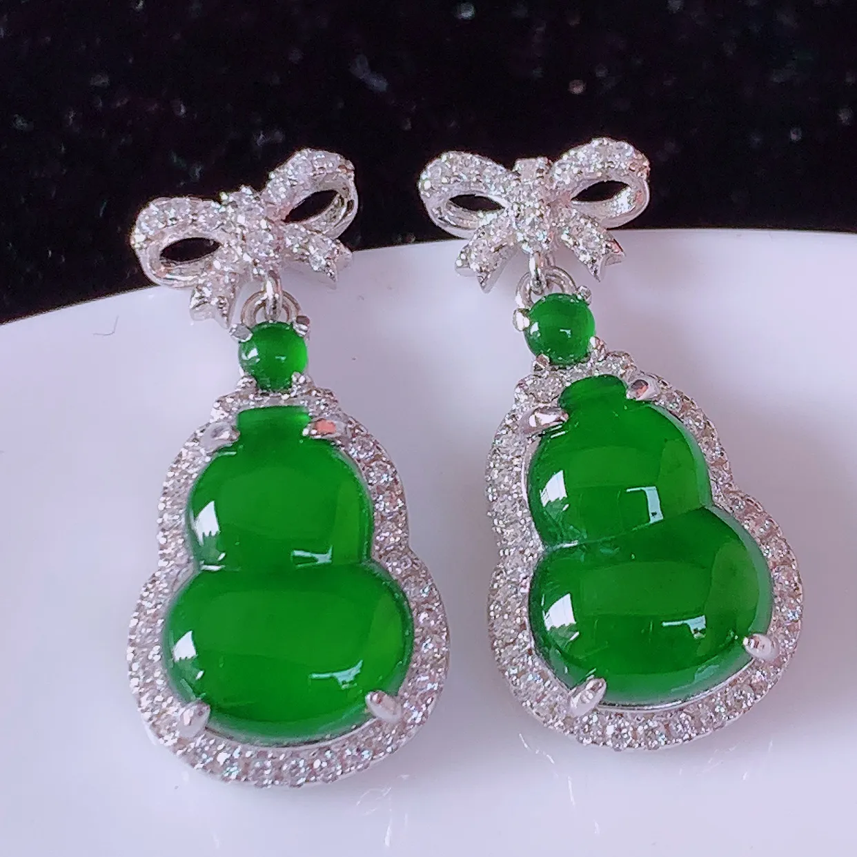 冰透满绿翡翠925银镶嵌葫芦耳坠，自然光实拍，翠色灵动，颜色漂亮，种老水足，品相佳，佩戴佳品！#97