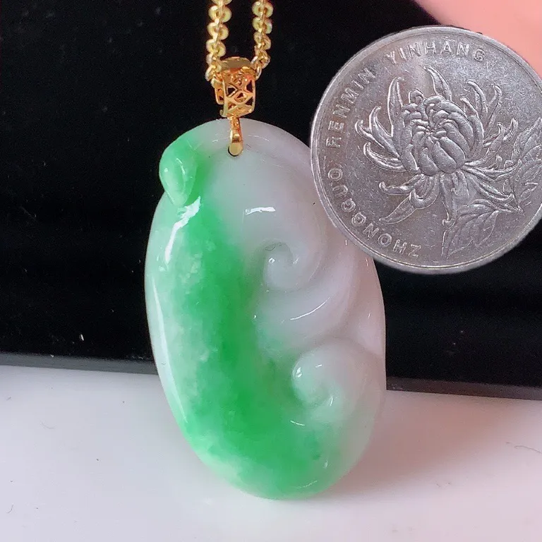 18k金镶嵌冰润飘绿如意翡翠吊坠，沁人心脾，精致典雅的设计，为佩戴者，增添色彩，送礼自留都是佳品选择！#1.28