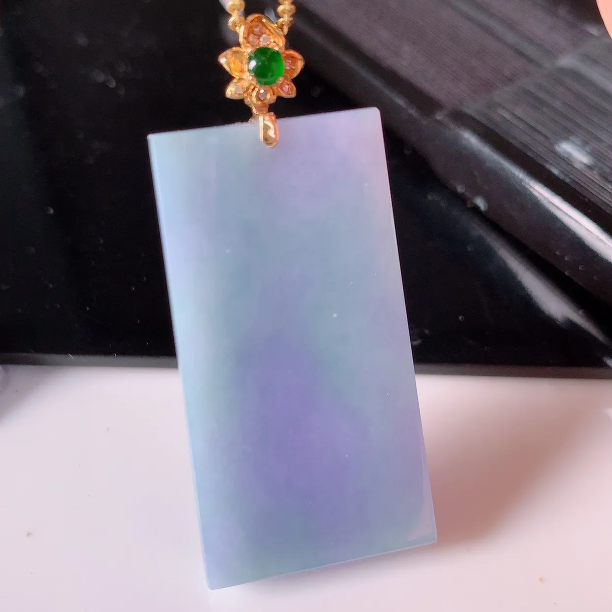自然光实拍，18K金镶嵌水润春带彩翡翠平安无事牌吊坠，平平安安，紫罗兰无事牌翠色灵动，佩戴平安时尚！#00.28整体46.5*20.8-6.8裸石38.5*20.8