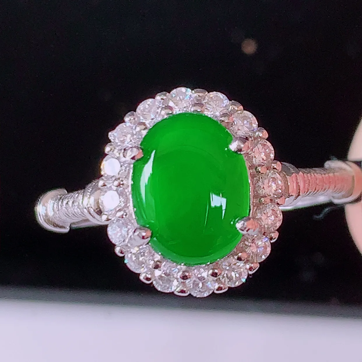 冰透满绿翡翠925银镶嵌戒指，自然光实拍，翠色灵动，颜色漂亮，种老水足，品相佳，佩戴佳品！#97.28（圈口可调大小）整体25*18.2*5.8裸石7*8.5