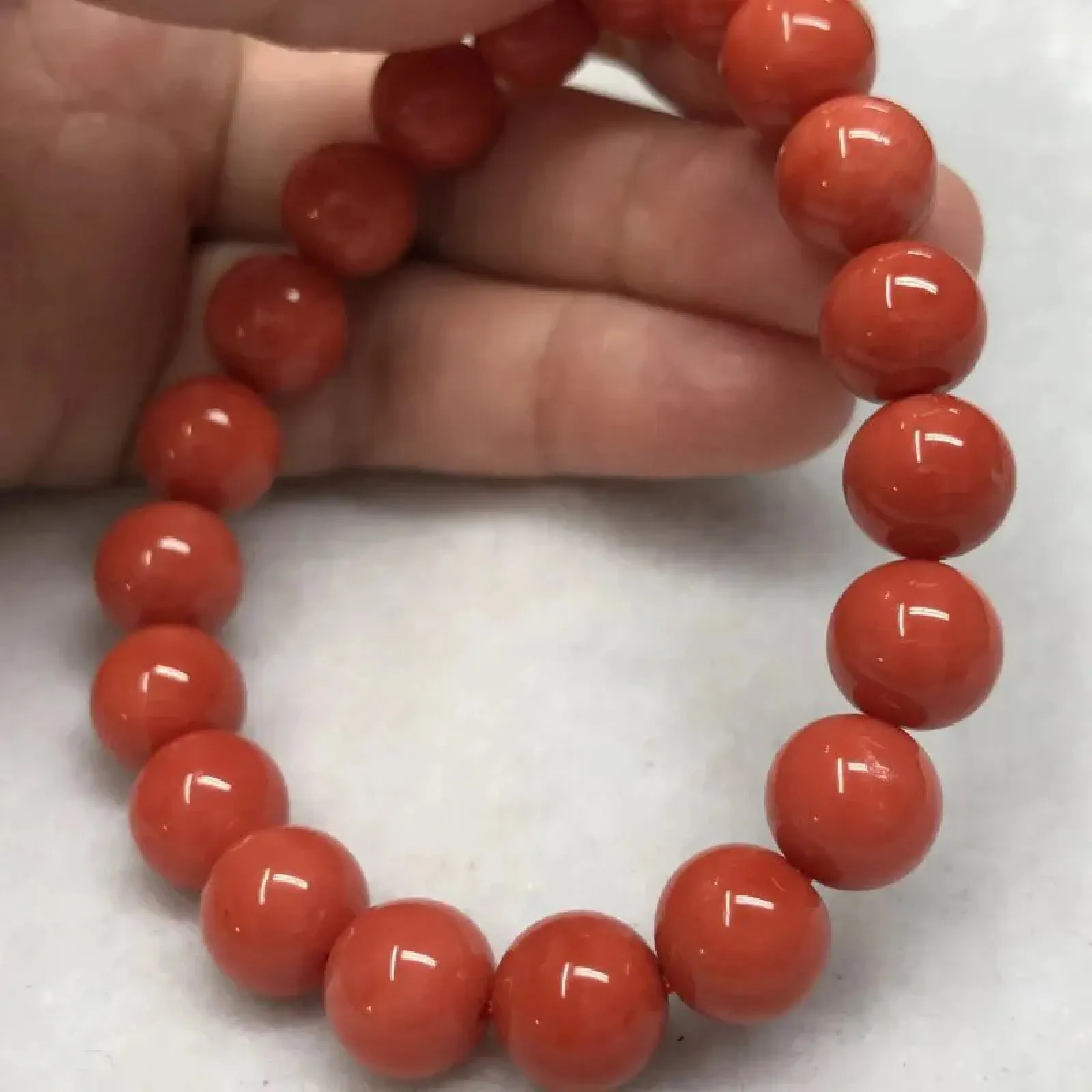 【天然橘红珊瑚10mm大圆珠手串】收藏爱好者提供！意大利产地，沙丁材料，橘红色，光泽柔润透亮，直径约为9.8-9.1mm左右，重量23.95克。珊瑚本为佛教珍宝，来自深海千年生长，属于有机宝石，气场强大，珍贵！每粒均为天然无添加无修补！收藏精品！传承宝贝！男女皆可佩戴！