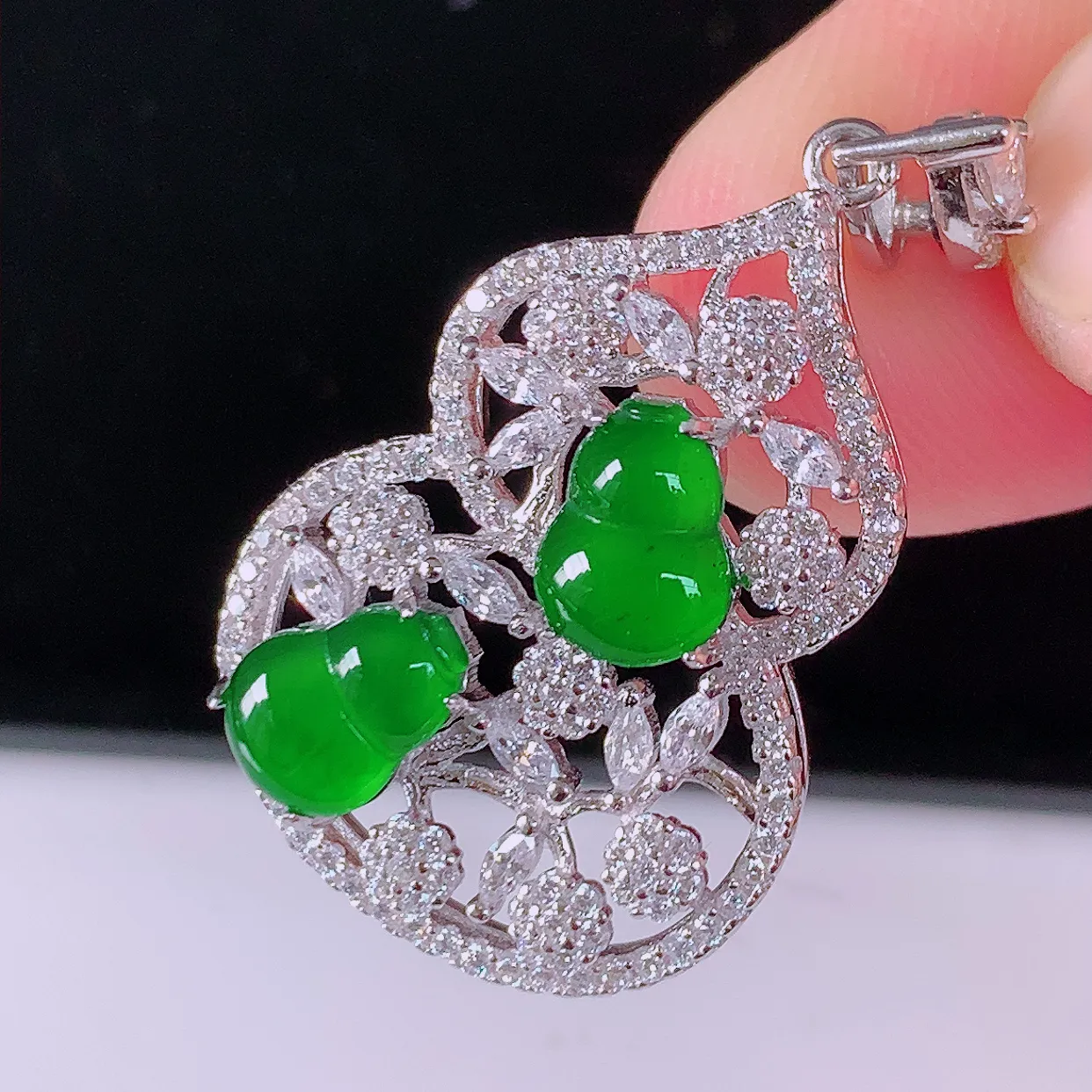 冰透满绿翡翠925银镶嵌葫芦吊坠，自然光实拍，翠色灵动，颜色漂亮，种老水足，品相佳，佩戴佳品！#97.28整体34.2*20*7.2裸石7.8*5.6