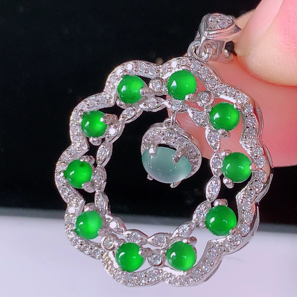 冰透满绿翡翠925银镶嵌吊坠，自然光实拍，翠色灵动，颜色漂亮，种老水足，品相佳，佩戴佳品！#97.28整体32*22.5*5.5裸石2.6*2.6