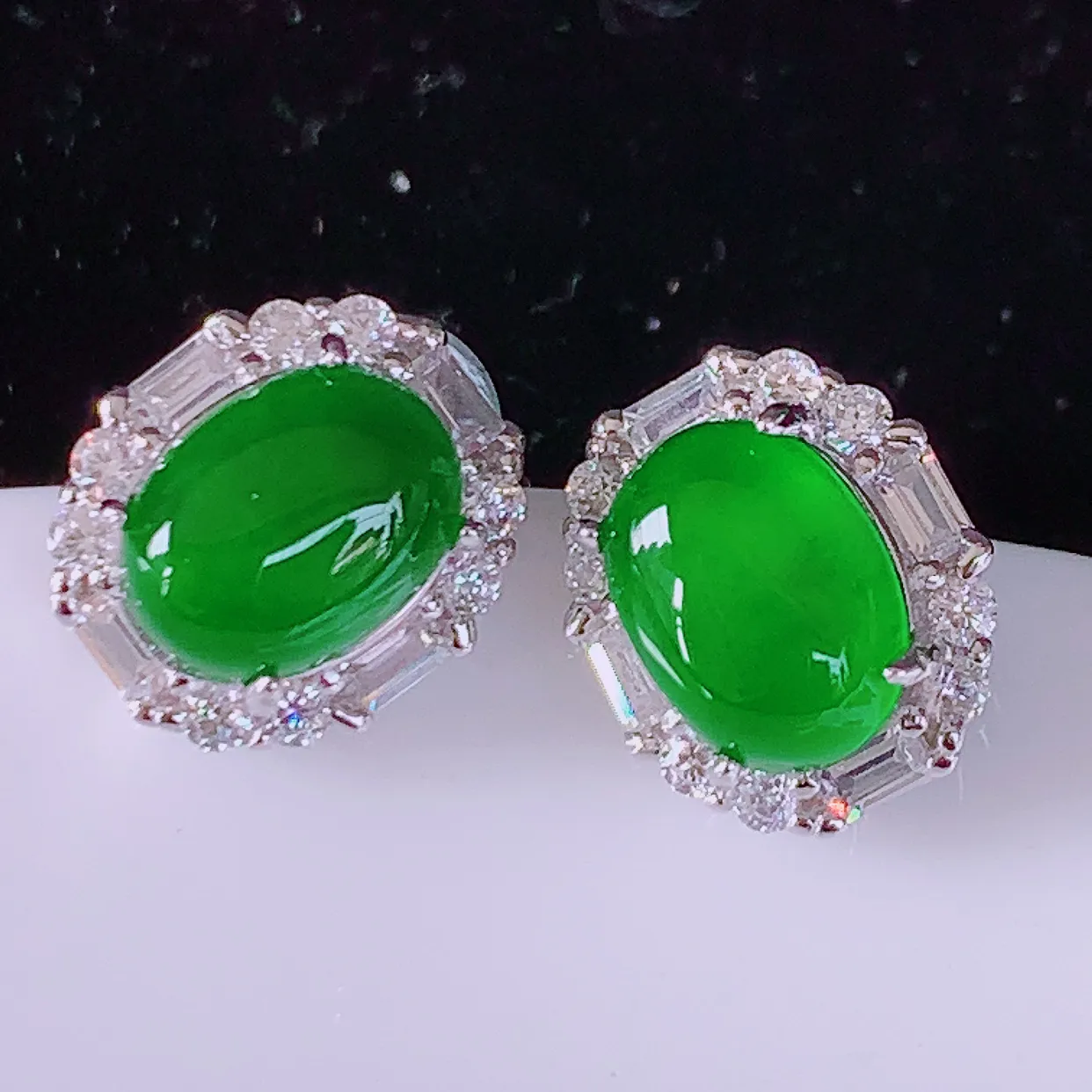 冰透满绿翡翠925银镶嵌耳钉，自然光实拍，翠色灵动，颜色漂亮，种老水足，品相佳，佩戴佳品！#97.28整体10.8*9.5*6裸石8*6mm
