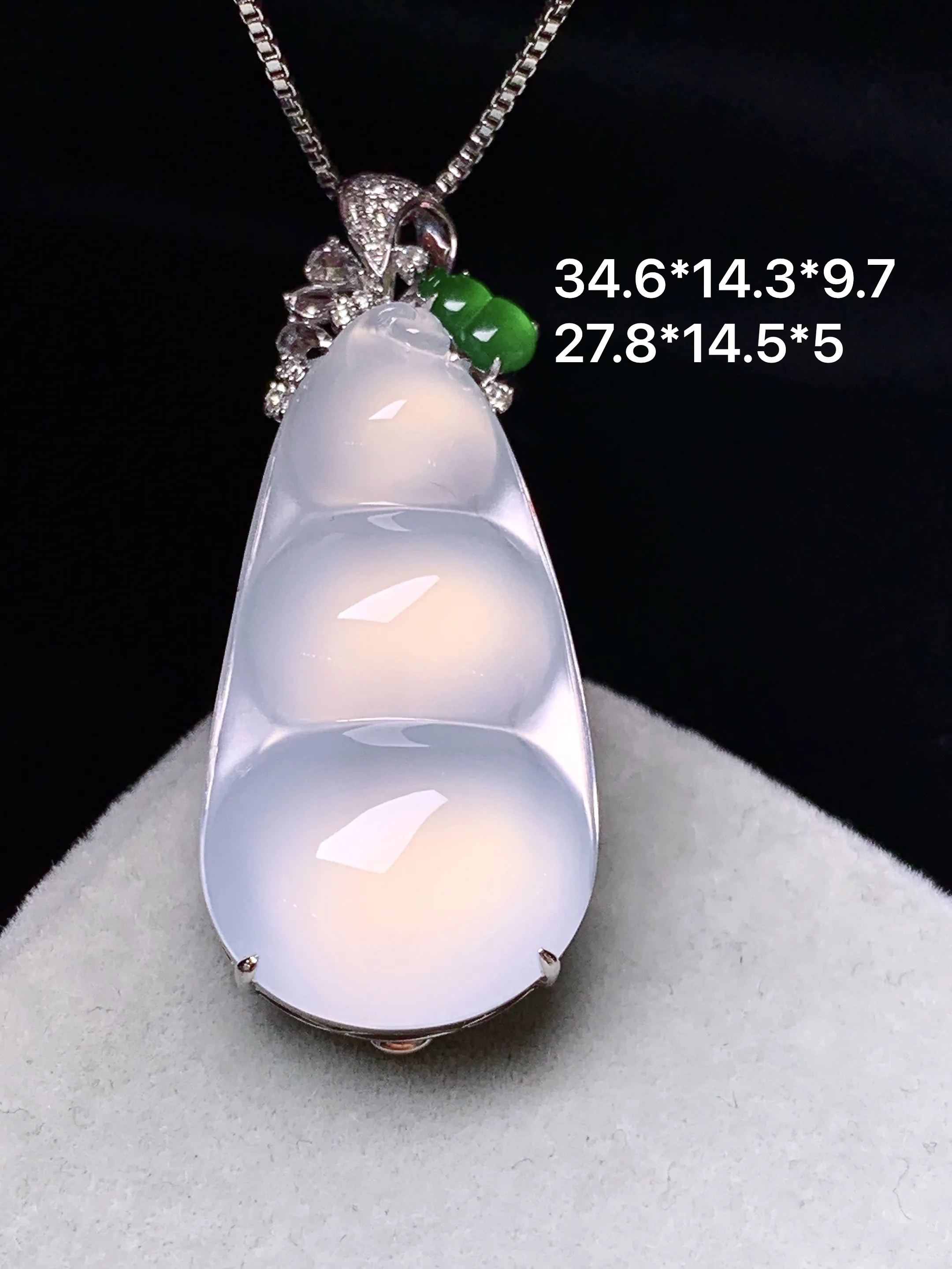 18k金钻镶嵌冰种四季豆吊坠 玉质细腻 色泽清新艳丽 整体尺寸34.6*14.3*9.7