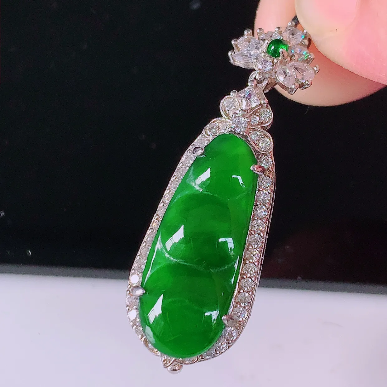 冰透满绿翡翠925银镶嵌福豆吊坠，自然光实拍，翠色灵动，颜色漂亮，种老水足，品相佳，佩戴佳品！#97