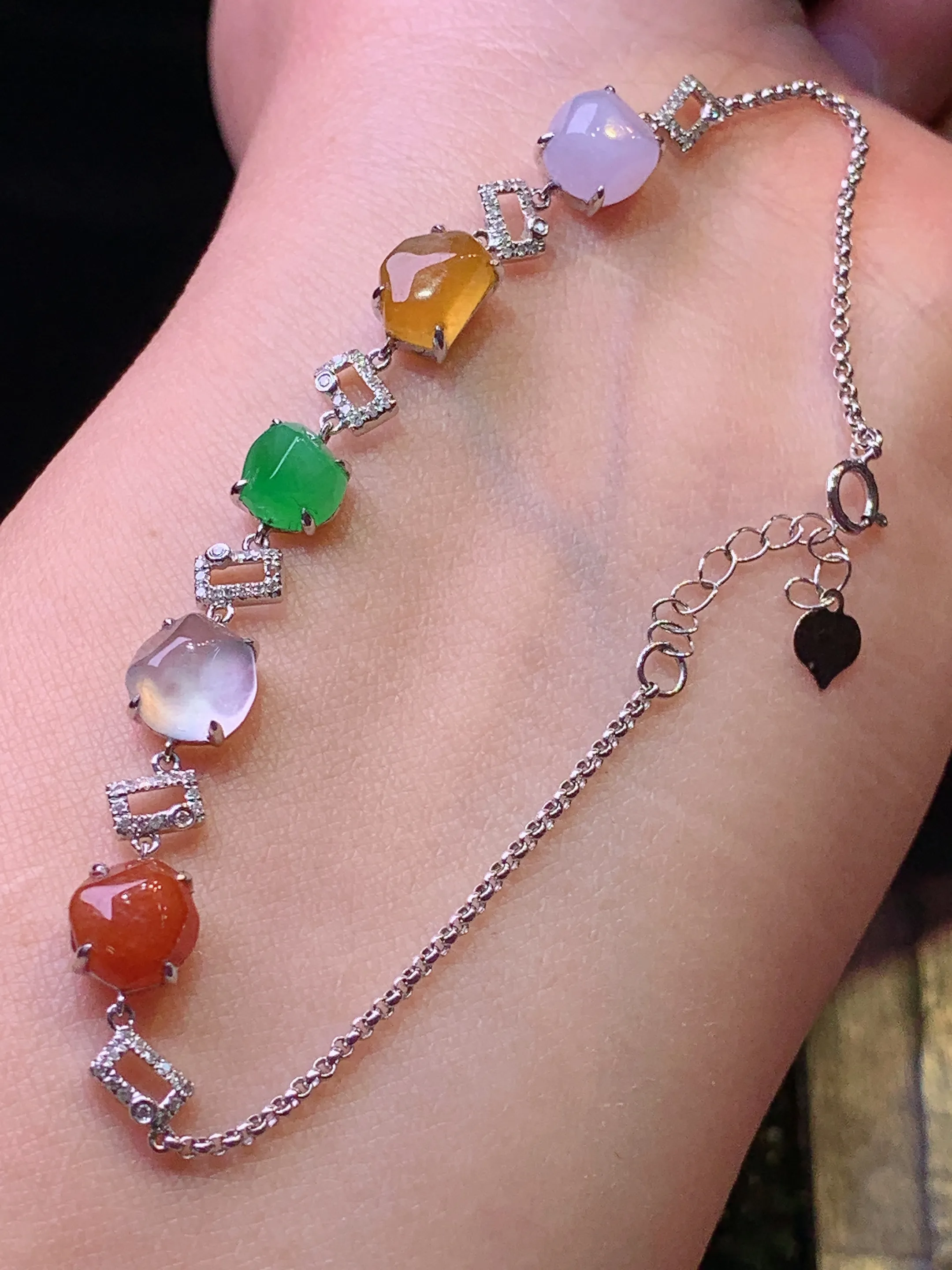 18k金钻镶嵌多彩随形手链 玉质细腻 色泽清新艳丽 裸石尺寸6.8*4.2