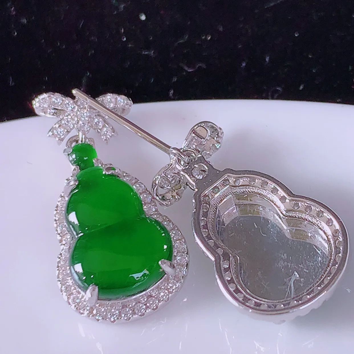 冰透满绿翡翠925银镶嵌葫芦耳坠，自然光实拍，翠色灵动，颜色漂亮，种老水足，品相佳，佩戴佳品！#97.28整体23*11.5*5.2裸石12-8.8