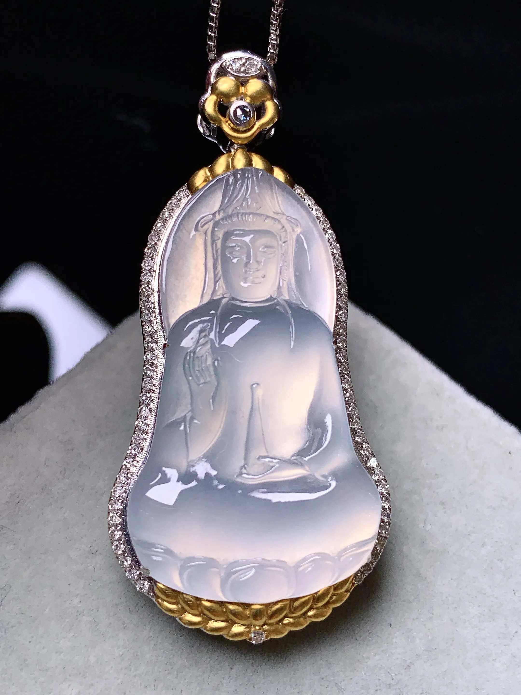 18k金钻镶嵌冰种观音菩萨吊坠 玉质细腻 色泽清新艳丽 整体尺寸47.5*25.5*9
