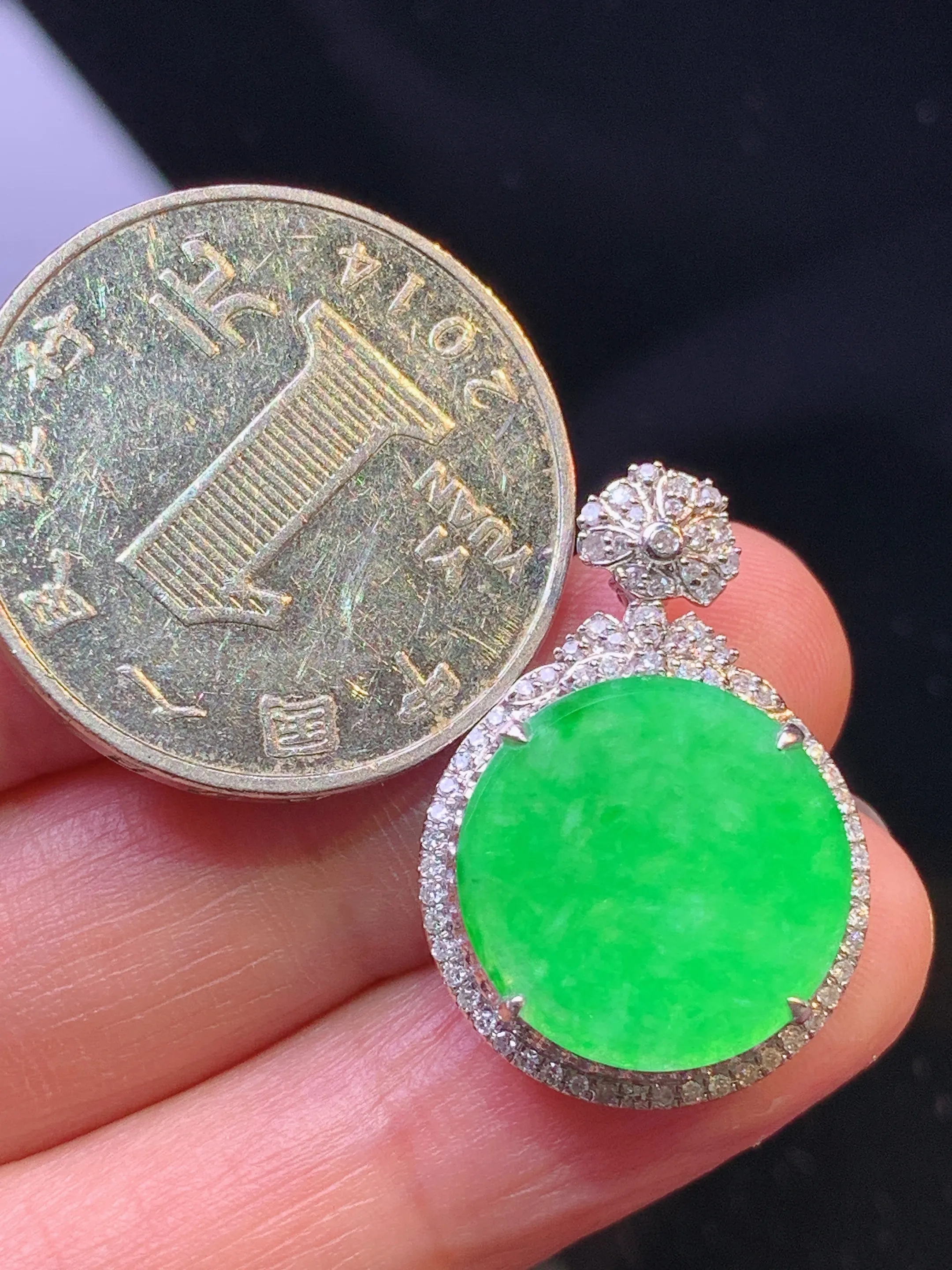 18k金钻镶嵌翠绿圆牌吊坠 玉质细腻 色泽清新艳丽 整体尺寸25.2*17.5*6