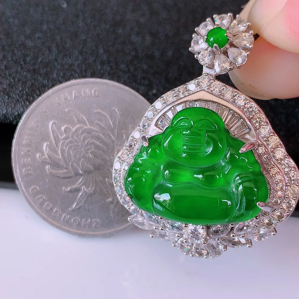 冰透满绿翡翠925银镶嵌佛公吊坠，自然光实拍，翠色灵动，颜色漂亮，种老水足，品相佳，佩戴佳品！#97.25整体34.5*26.5*12.8裸石20*15.5