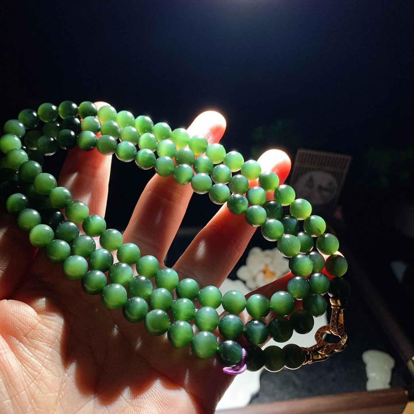 和田玉菠菜绿俄罗斯猫眼108佛珠项链 单颗尺寸8重89.5克。玉质细腻油润。手推出油。佩戴高端典雅。lt260130