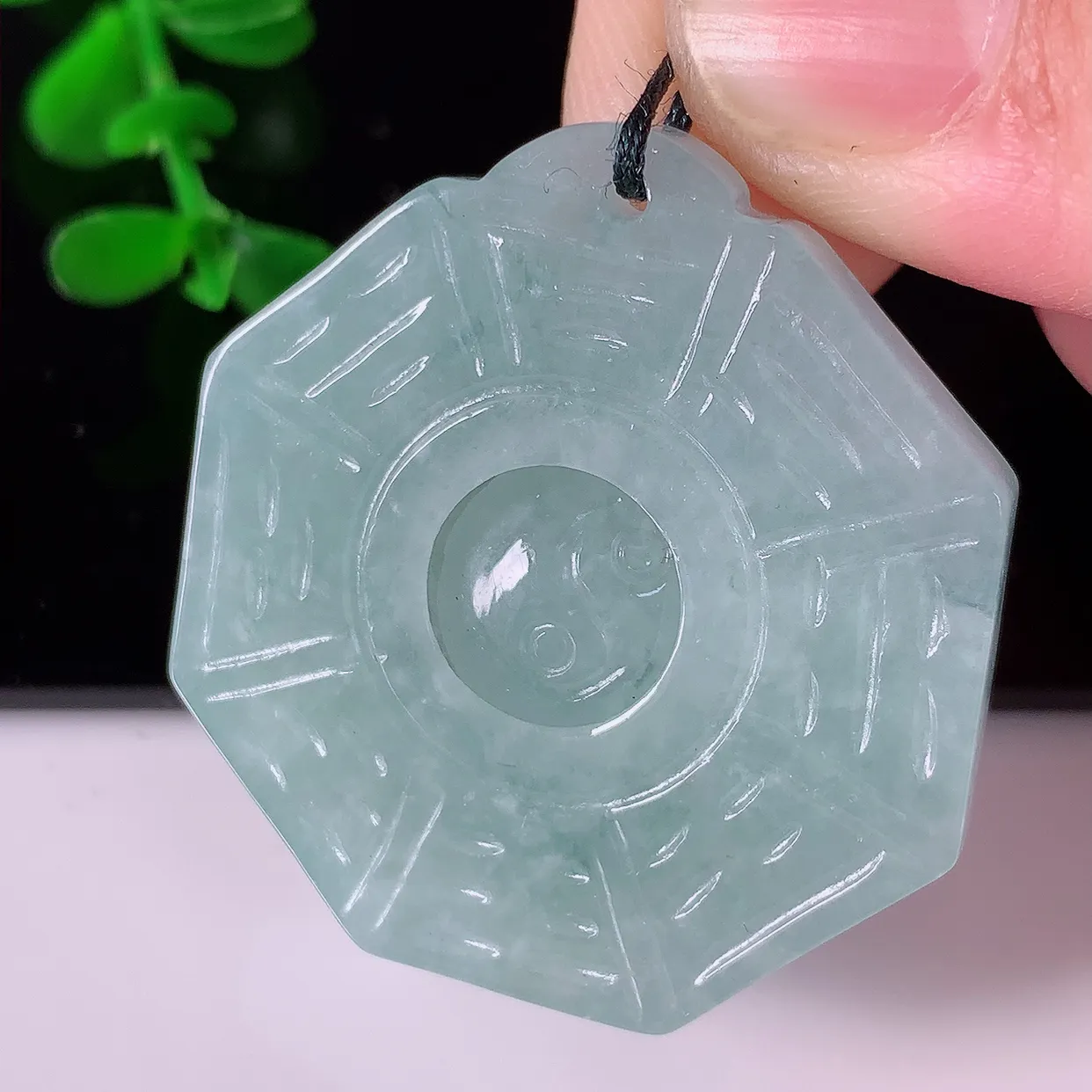 自然光实拍，冰润飘花翡翠招财八卦吊坠，翠色灵动，佩戴效果时尚出众，尽显气质，玉质细腻，美感十足。#46.28