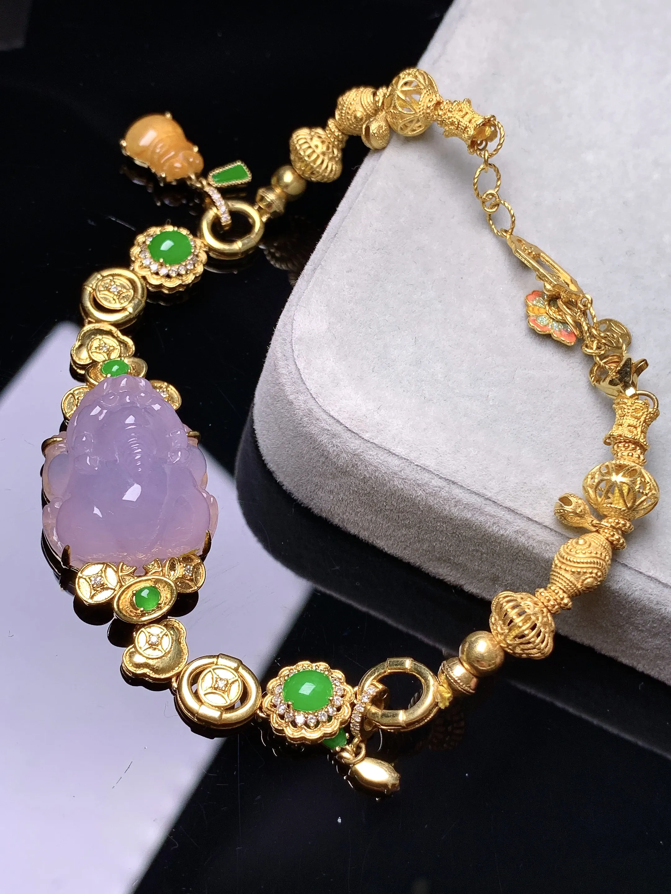 18k金钻镶嵌紫罗兰貔貅手链 玉质细腻 色泽清新艳丽 整体尺寸17.8*16.5*10