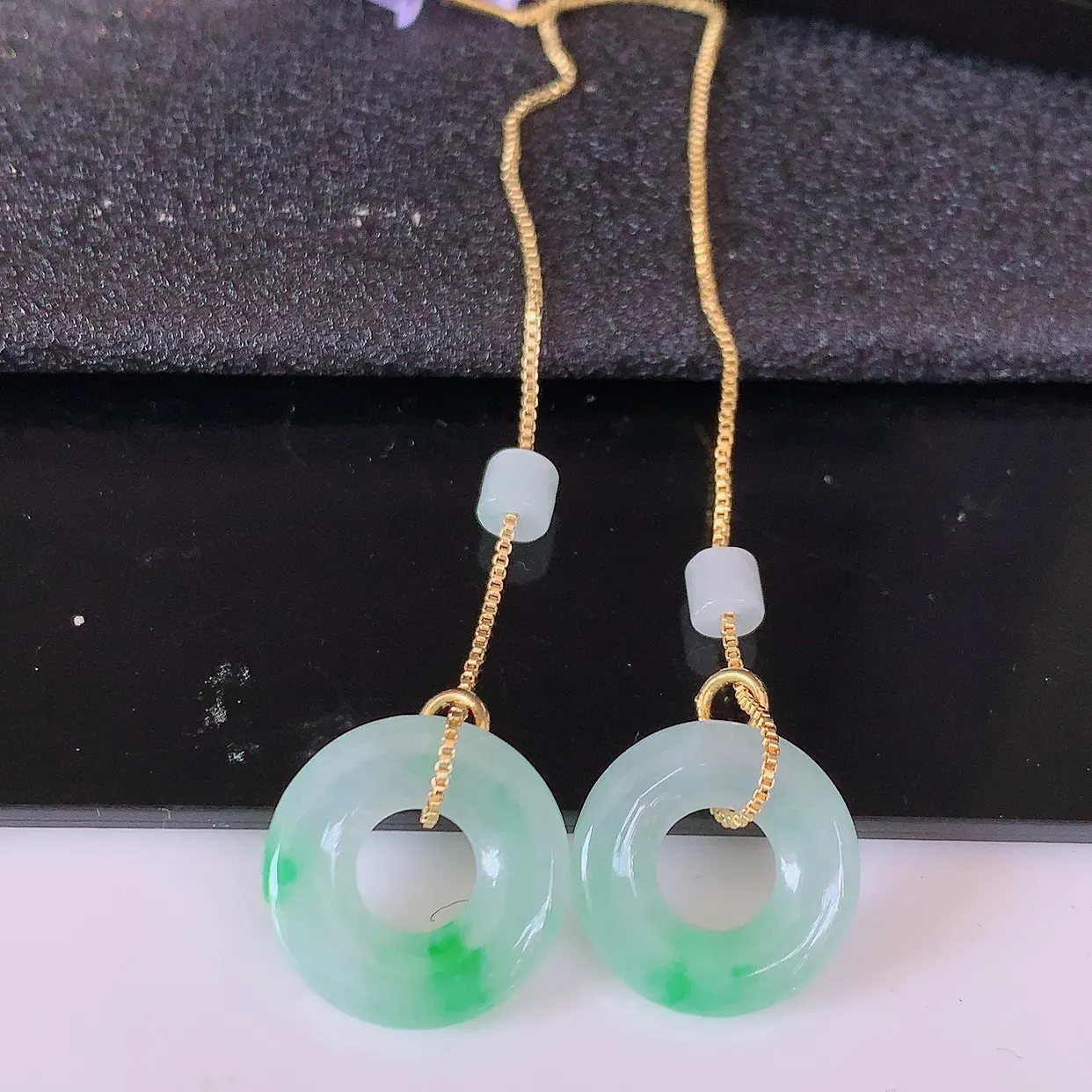 自然光实拍，冰种飘绿翡翠一对平安扣耳坠，翠色灵动，玉质细腻，颜色漂亮，品相佳，佩戴佳品！配图银线 #57.25