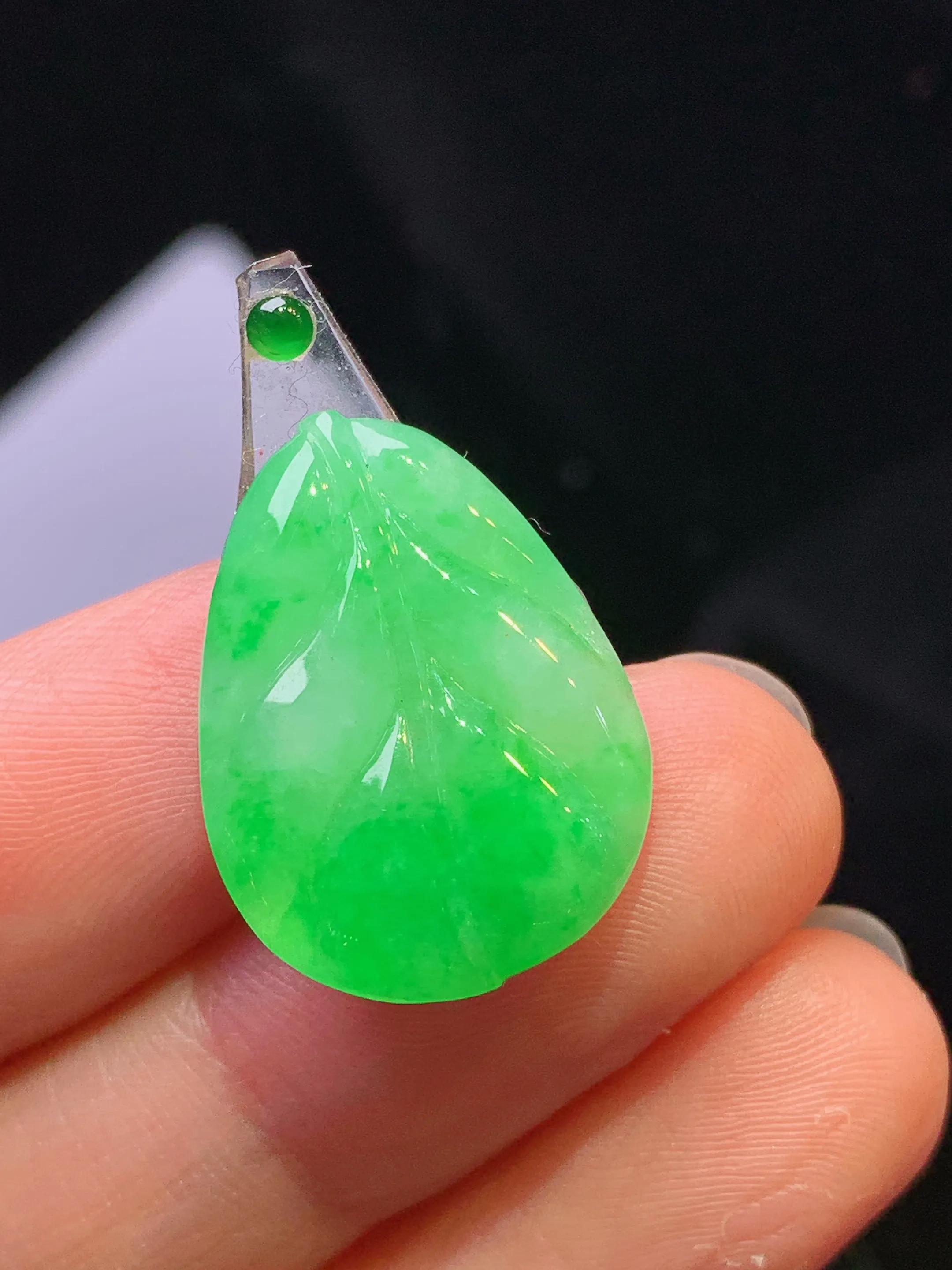 镶嵌款 翠绿树叶吊坠 玉质细腻 色泽清新艳丽 整体尺寸21.6*16*3