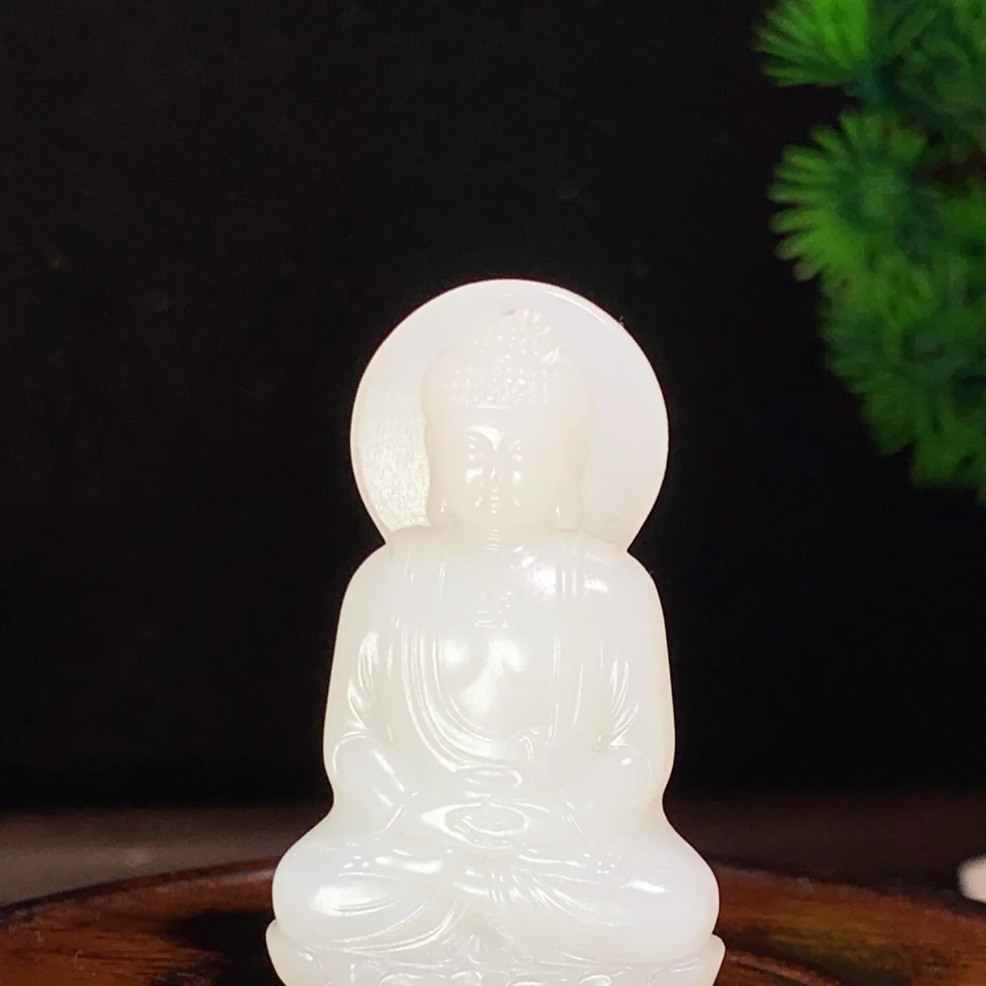 新疆和田玉羊脂白立体大日如来挂件 尺寸46/27/9重18.5克。玉质细腻油润。手推出油。佩戴高端典雅。lt260130