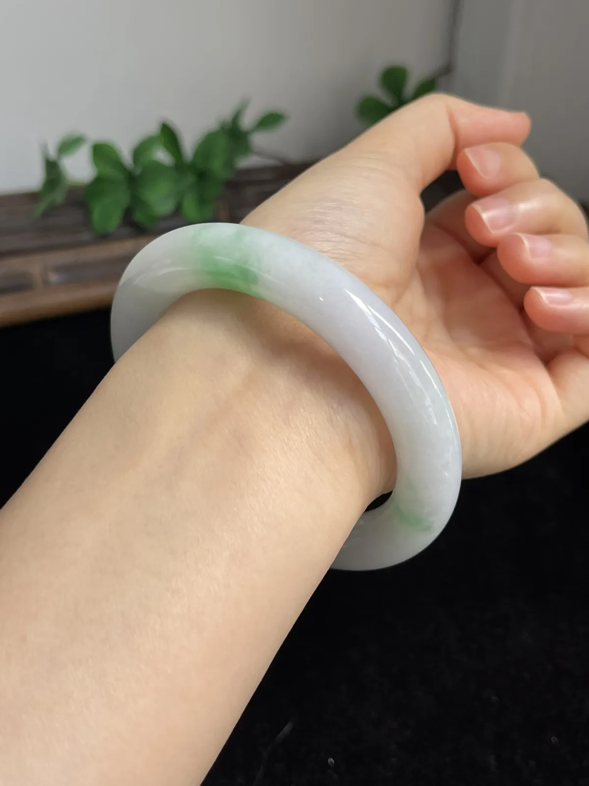 圆镯58圈口，翡翠飘绿手镯