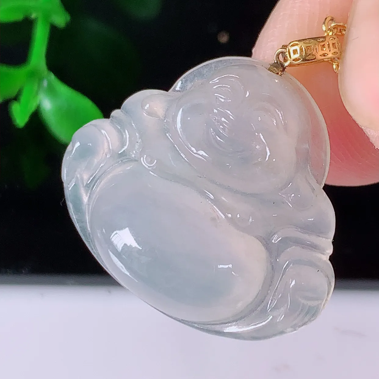 18k金镶嵌冰种佛公翡翠吊坠，款式新颖时尚，日常百搭的款。清秀高雅，佩戴优雅高贵！#1.28