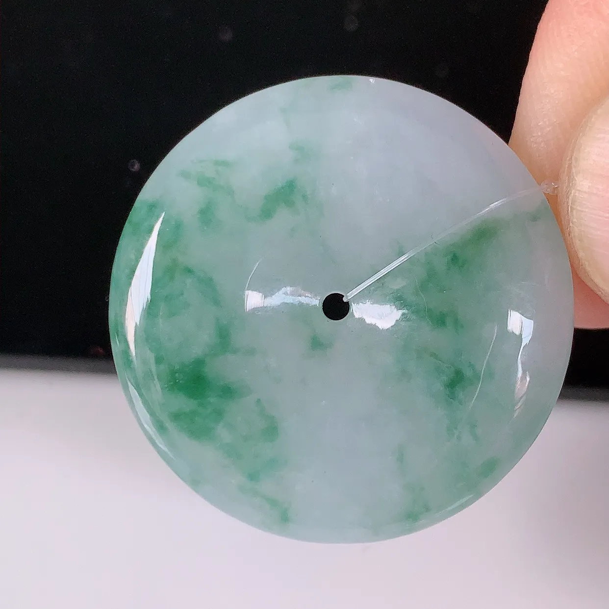 自然光实拍，冰润飘花翡翠平安扣吊坠，种老水足，雕工精湛 ，寓意美好，佩戴时尚出众！#49.28