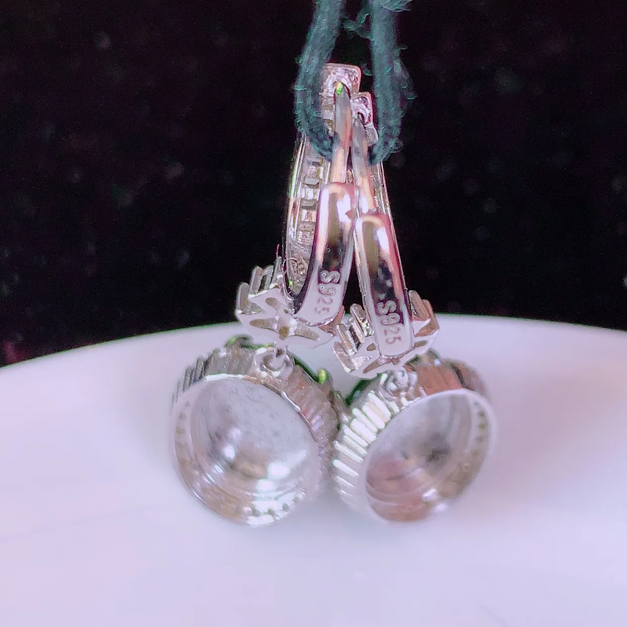 冰透满绿翡翠925银镶嵌耳坠，自然光实拍，翠色灵动，颜色漂亮，种老水足，品相佳，佩戴佳品！#97.25整体31*10*5.5裸石10*8