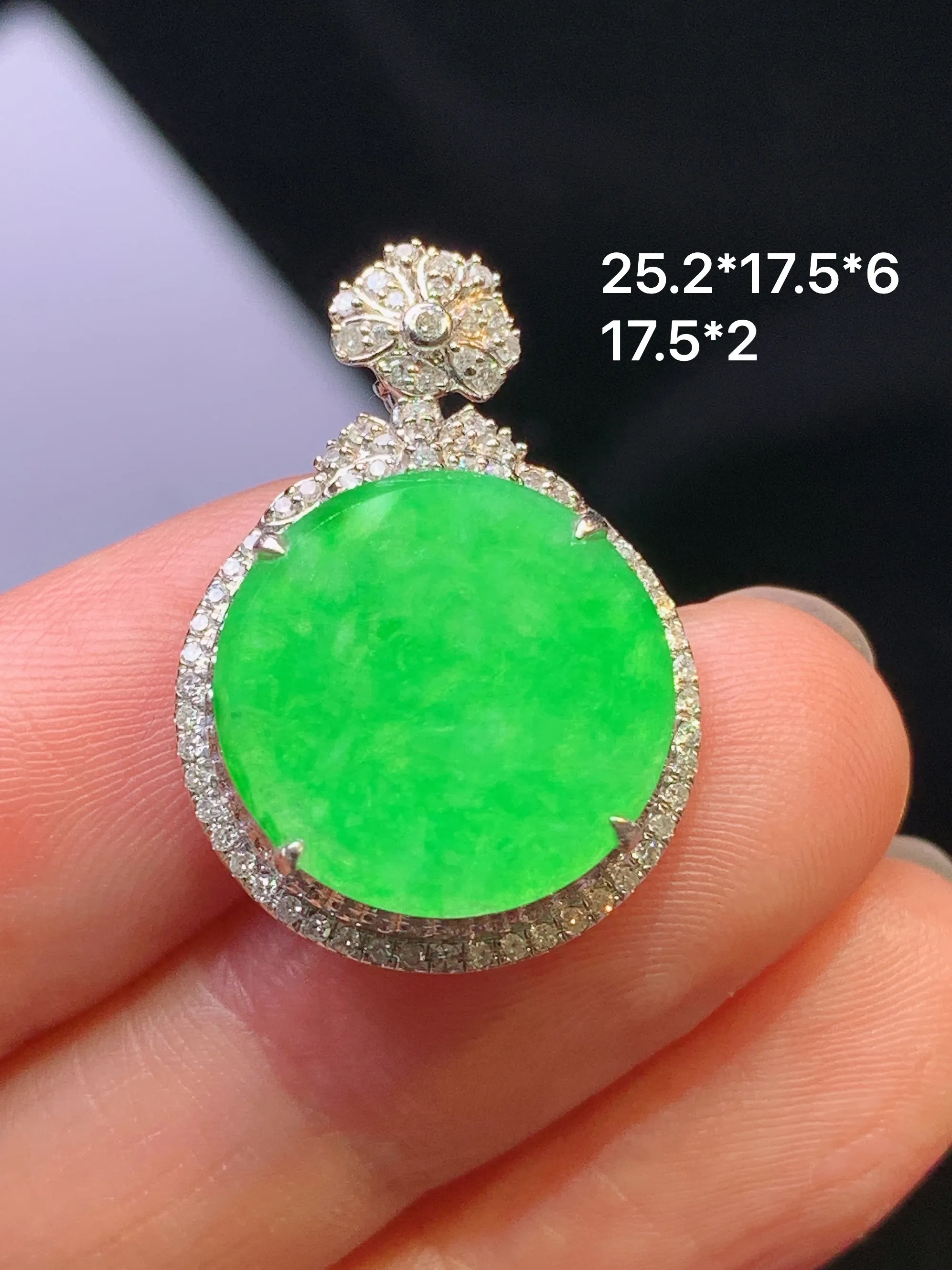 18k金钻镶嵌翠绿圆牌吊坠 玉质细腻 色泽清新艳丽 整体尺寸25.2*17.5*6