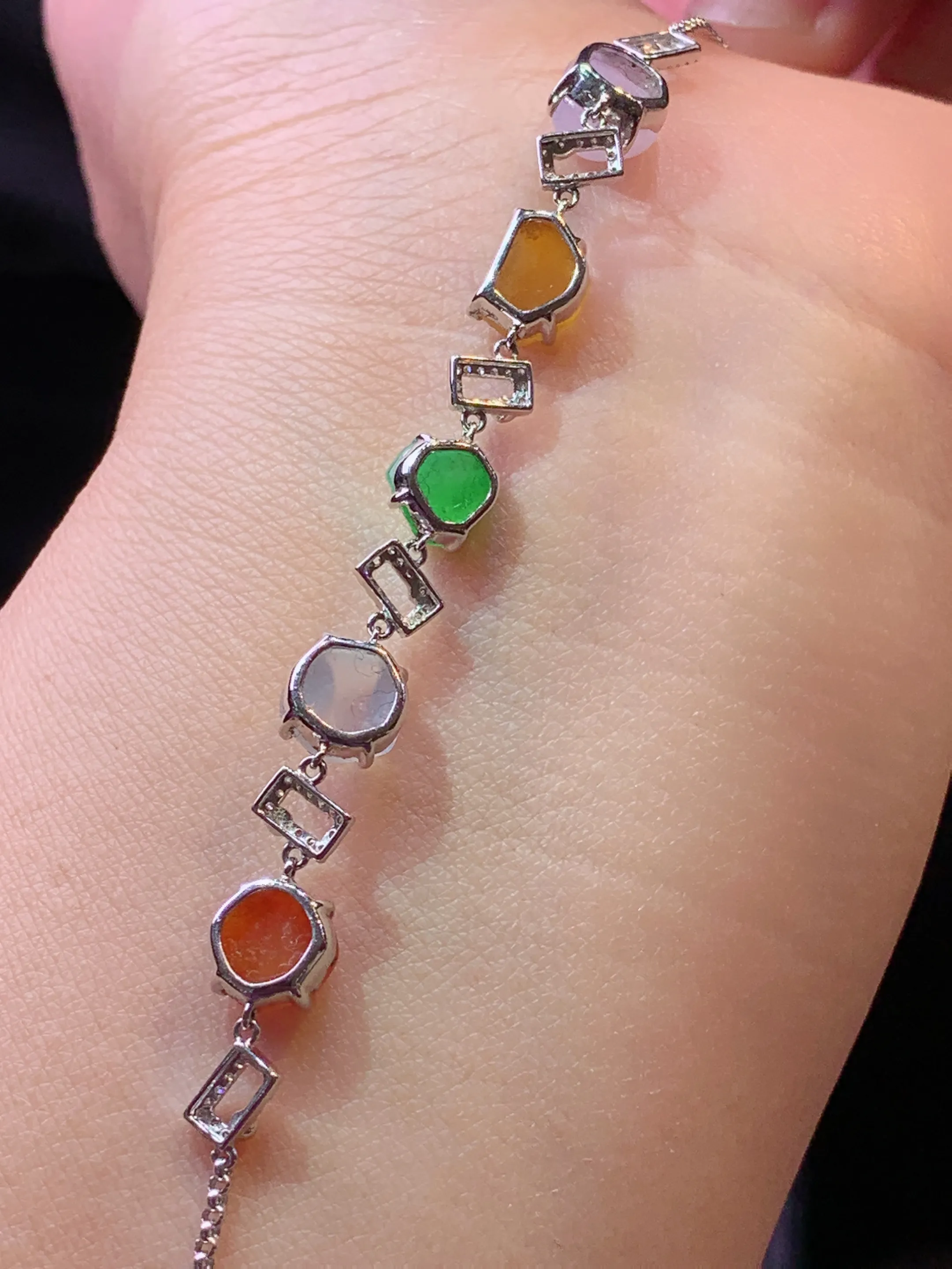 18k金钻镶嵌多彩随形手链 玉质细腻 色泽清新艳丽 裸石尺寸6.8*4.2