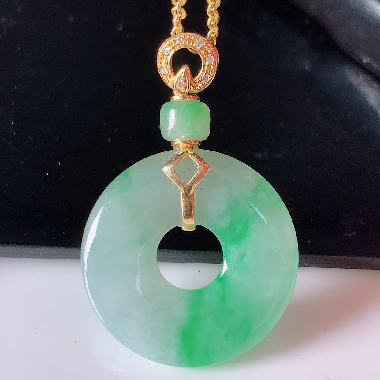 自然光实拍，18K金镶嵌冰飘绿翡翠平安扣吊坠，玉扣，冰润光泽，寓意平平安安，平安扣佩戴时尚漂亮！#42.28整体31*20*5裸石20-20