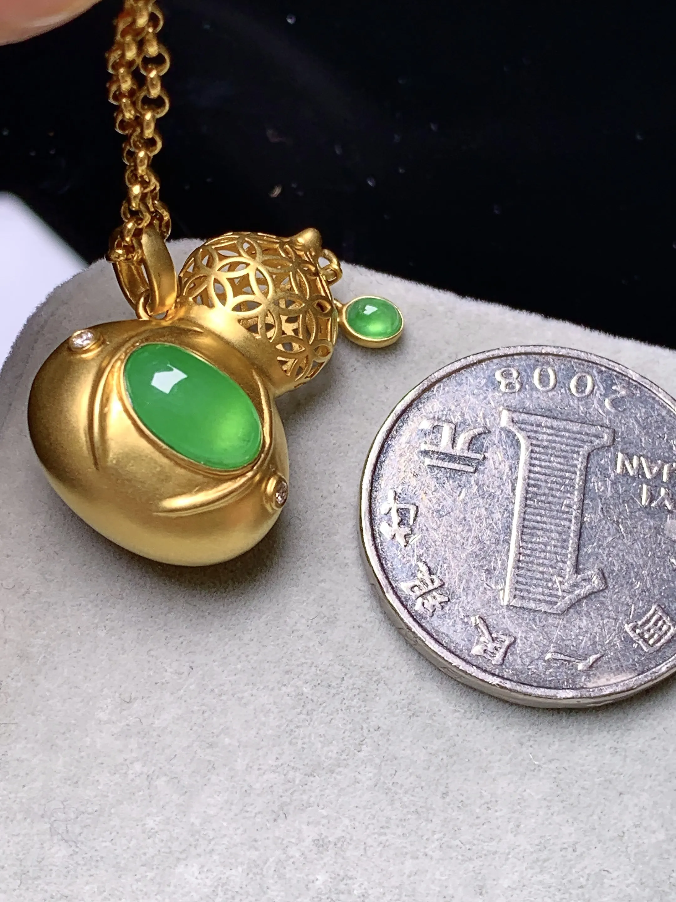 18k金钻镶嵌满绿蛋面葫芦吊坠 玉质细腻 色泽清新艳丽 整体尺寸26.6*17.2*12.7