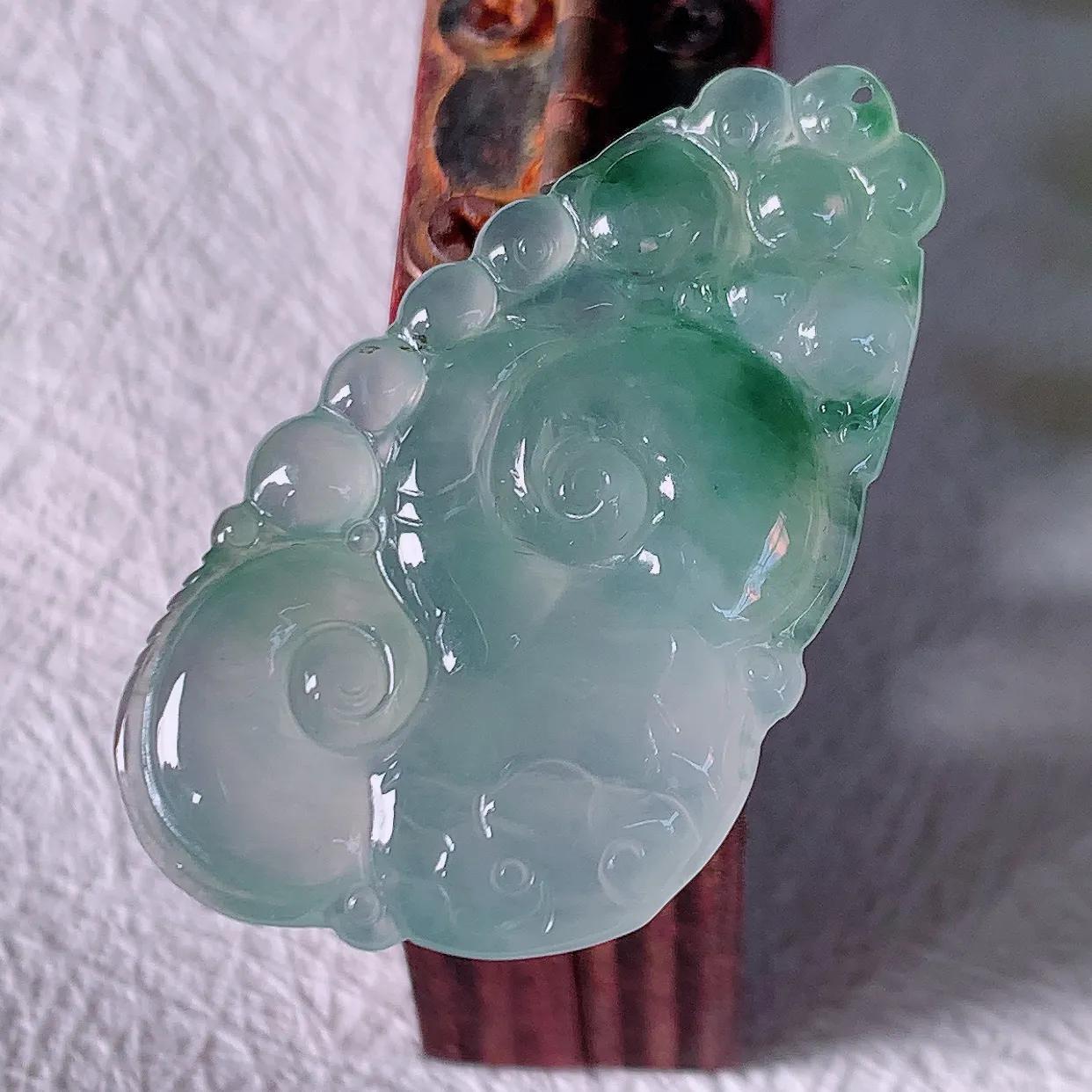 自然光实拍，冰种飘花翡翠如意吊坠，上身效果非常美，饱满大气，工艺美，万事如意，如意一生 #01.28