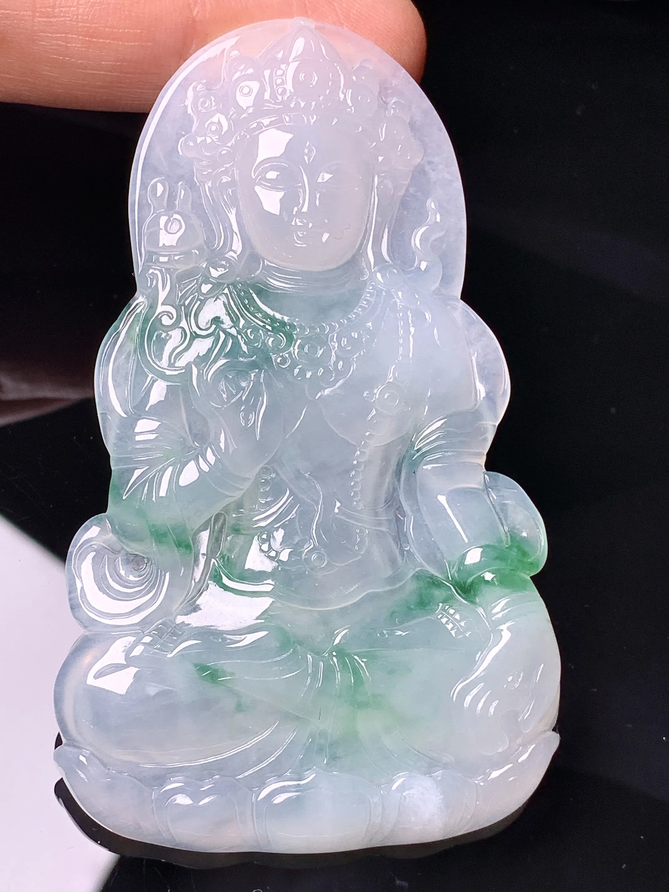 飘绿度母观音菩萨吊坠 玉质细腻 色泽清新艳丽 整体尺寸73.3*43.5*5.2