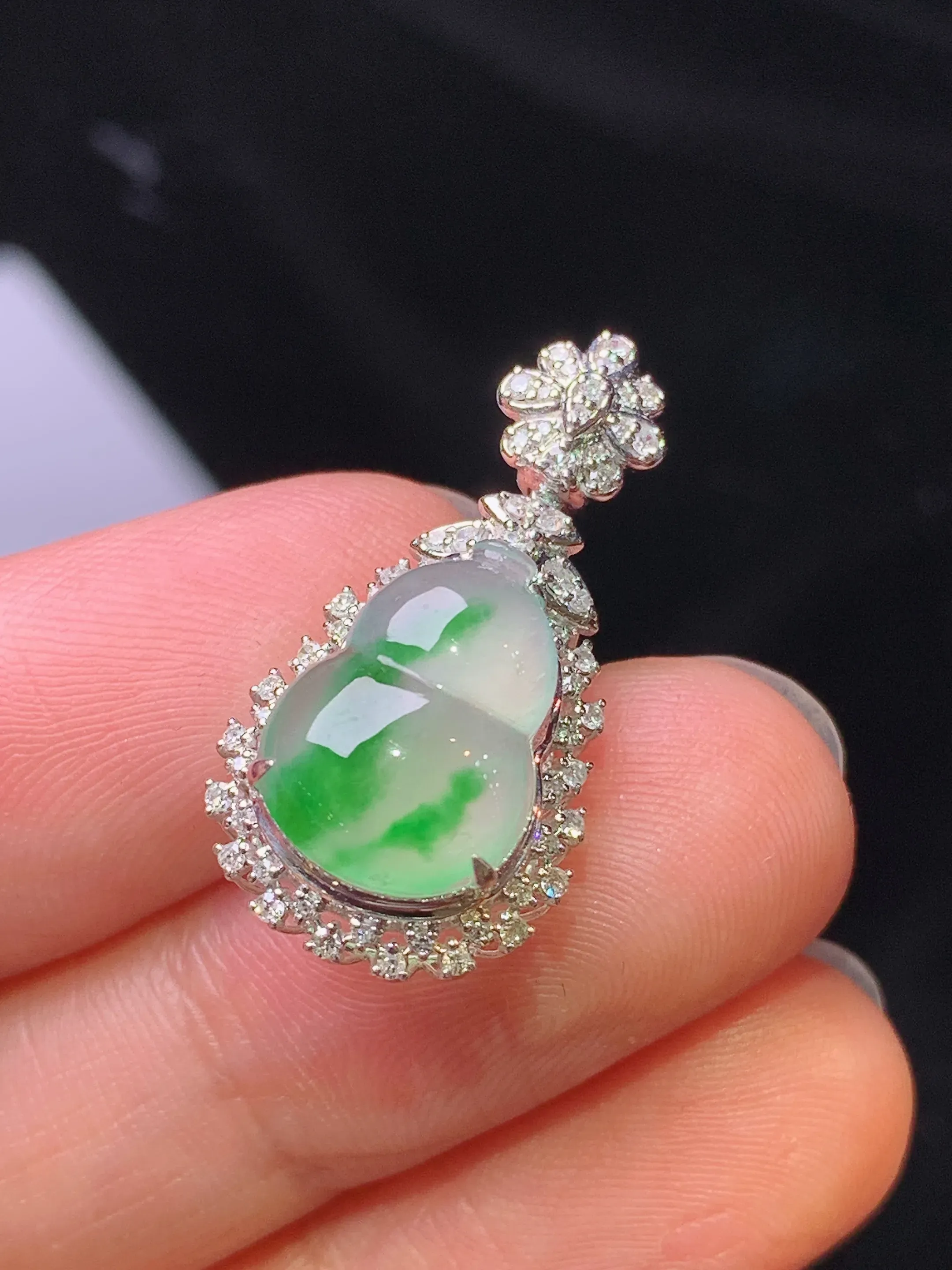 18k金钻镶嵌冰种飘绿葫芦吊坠 玉质细腻 色泽清新艳丽 整体尺寸24.8*12.8*9.8