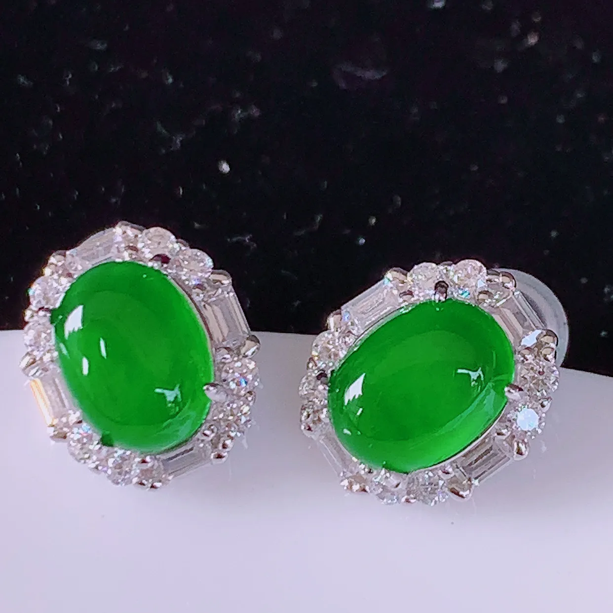 冰透满绿翡翠925银镶嵌耳钉，自然光实拍，翠色灵动，颜色漂亮，种老水足，品相佳，佩戴佳品！#97.28整体10.8*9.5*6裸石8*6mm