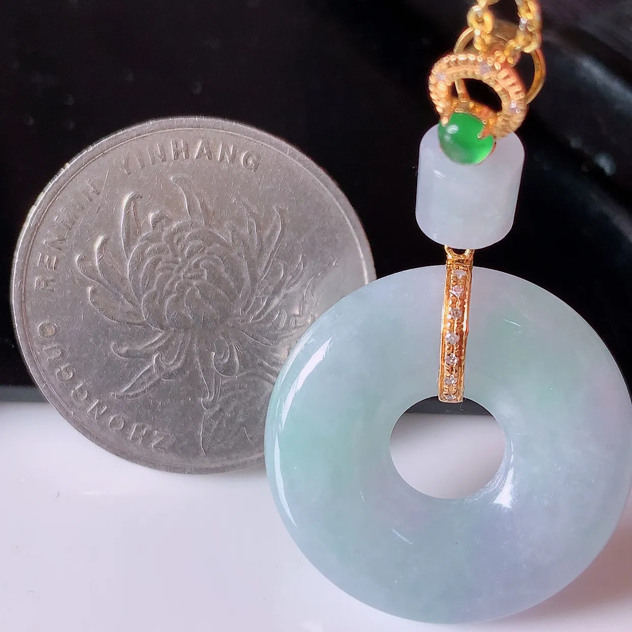 自然光实拍，18K金镶嵌春带彩翡翠平安扣吊坠，玉扣，冰润光泽，寓意平平安安，平安扣佩戴时尚漂亮！#00.28整体38.5*23*6.6裸石23-23