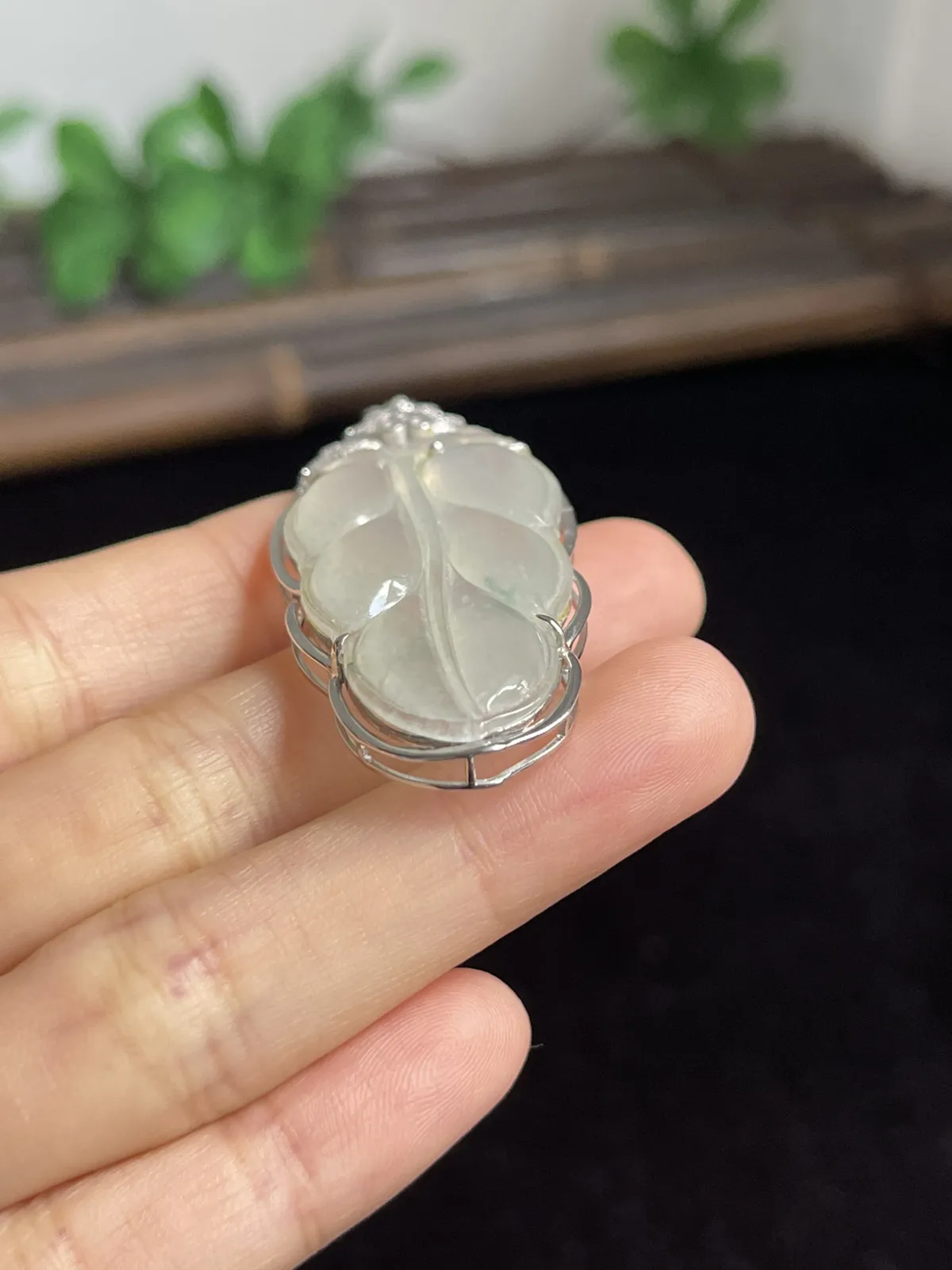 翡翠冰种白色叶子，印记：G18K,伴钻石