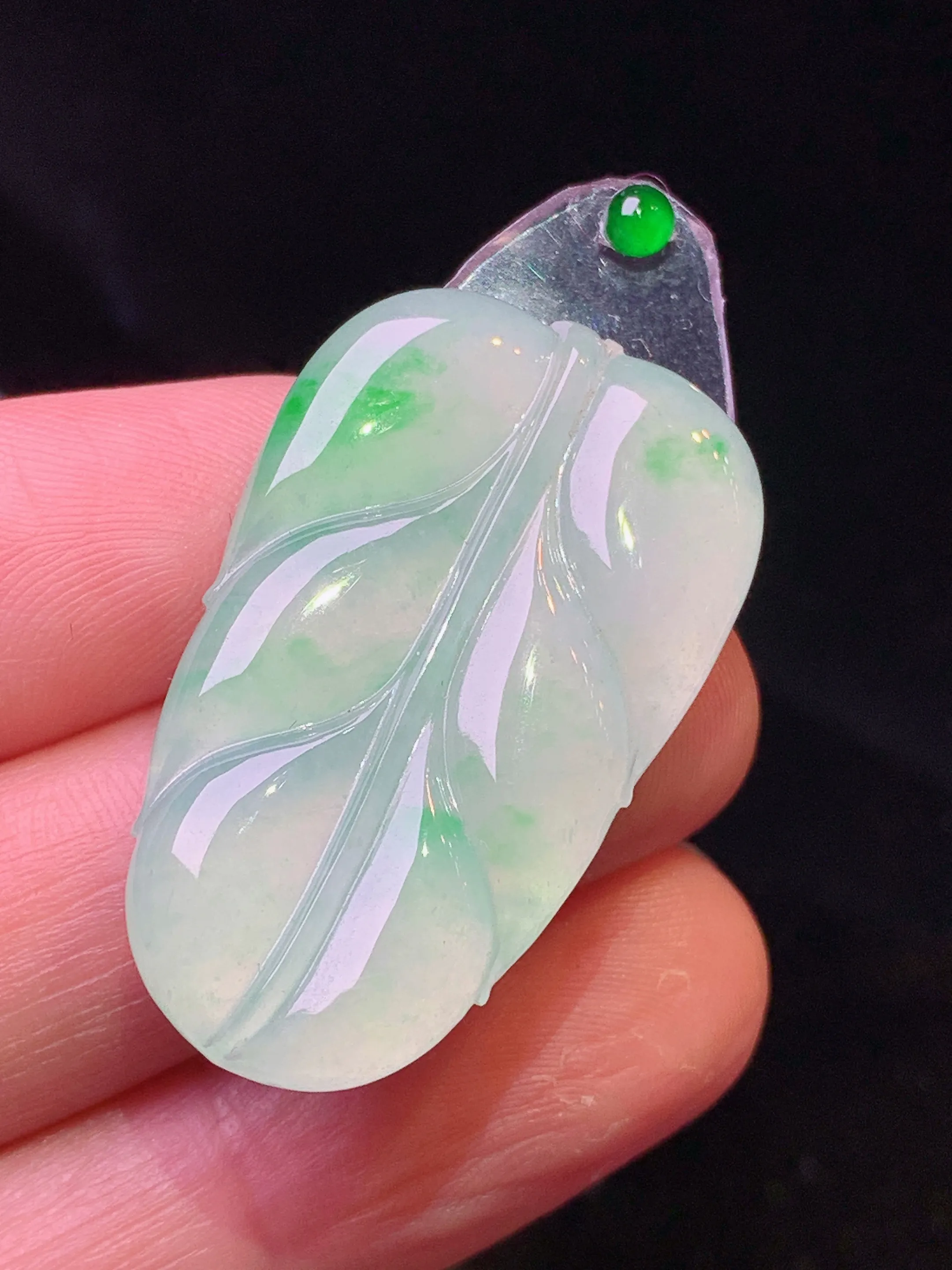 飘绿树叶吊坠 玉质细腻 色泽清新艳丽 整体尺寸32.5*19.5*3.7