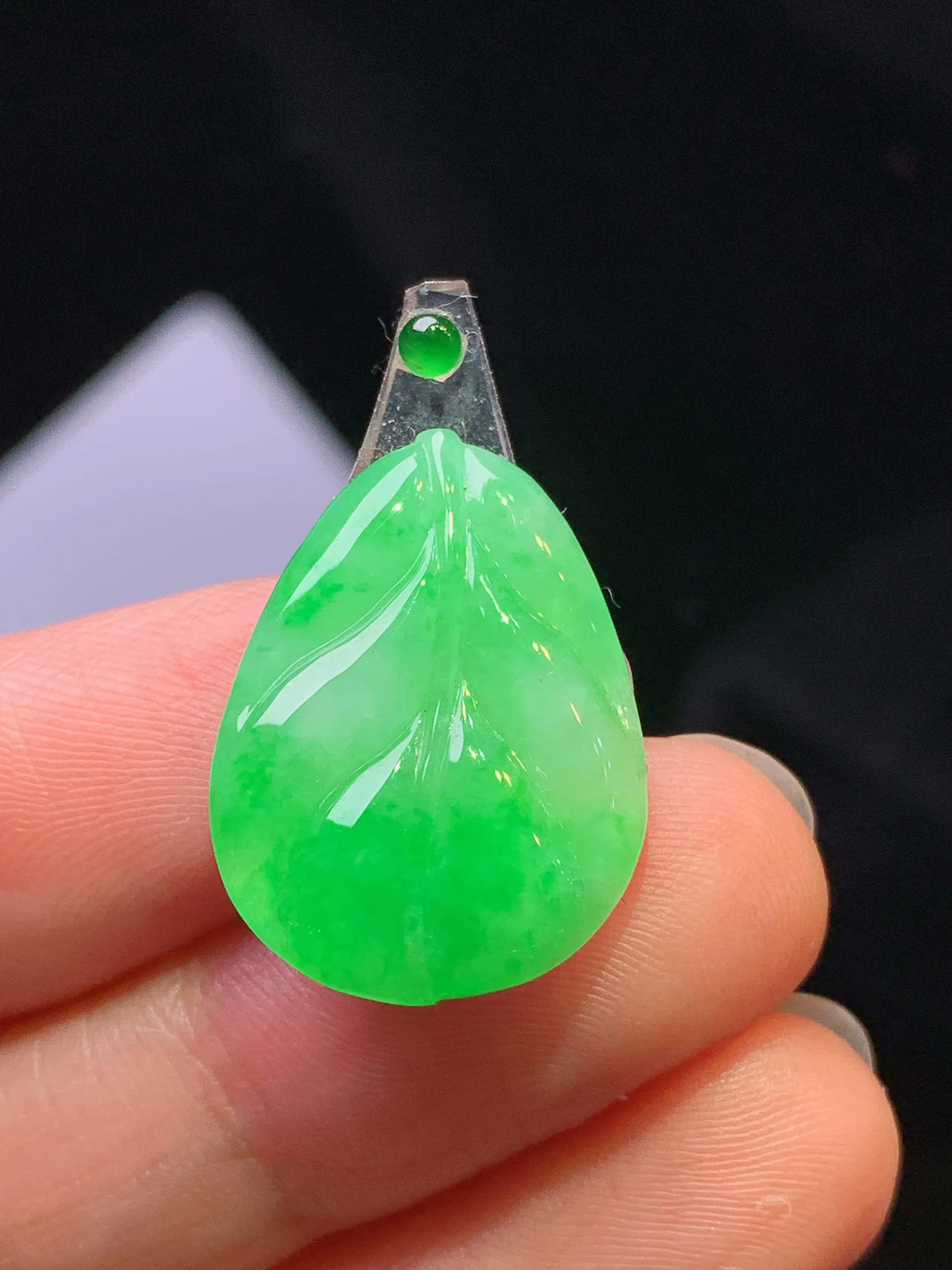 镶嵌款 翠绿树叶吊坠 玉质细腻 色泽清新艳丽 整体尺寸21.6*16*3