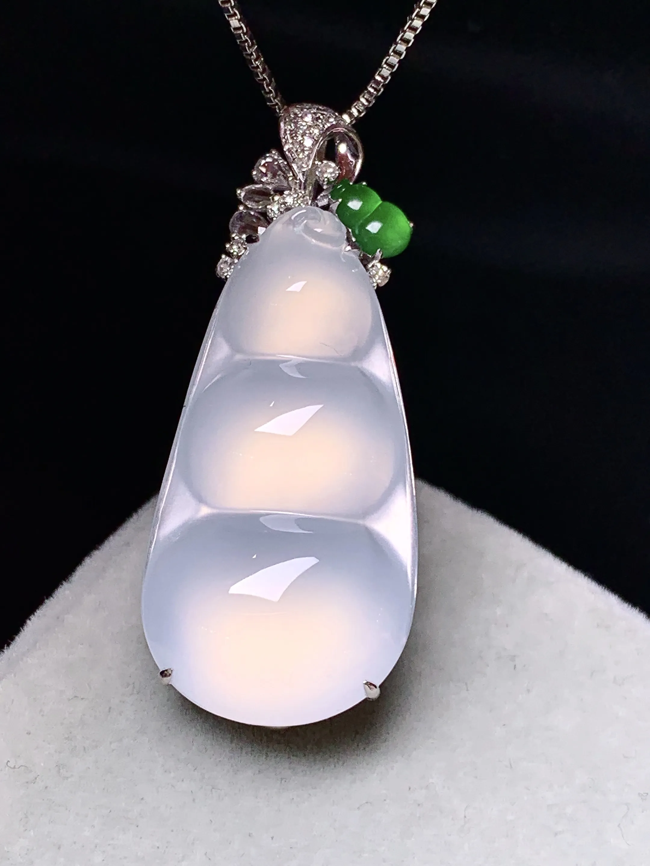 18k金钻镶嵌冰种四季豆吊坠 玉质细腻 色泽清新艳丽 整体尺寸34.6*14.3*9.7