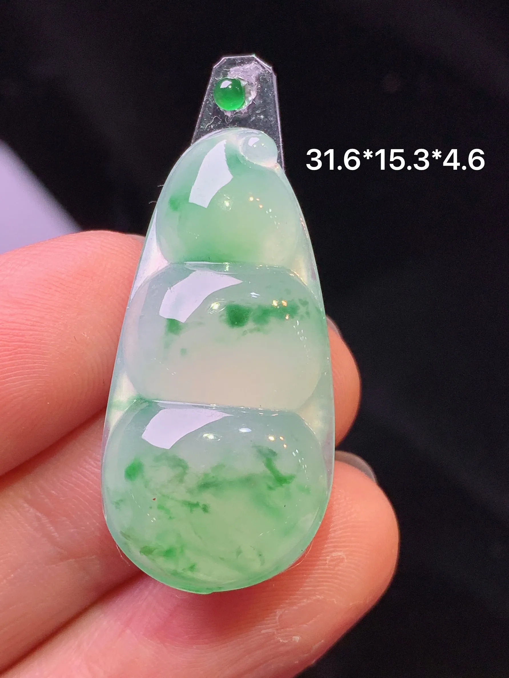 镶嵌款 飘绿四季豆吊坠 玉质细腻 色泽清新艳丽 整体尺寸31.6*15.3*4.6