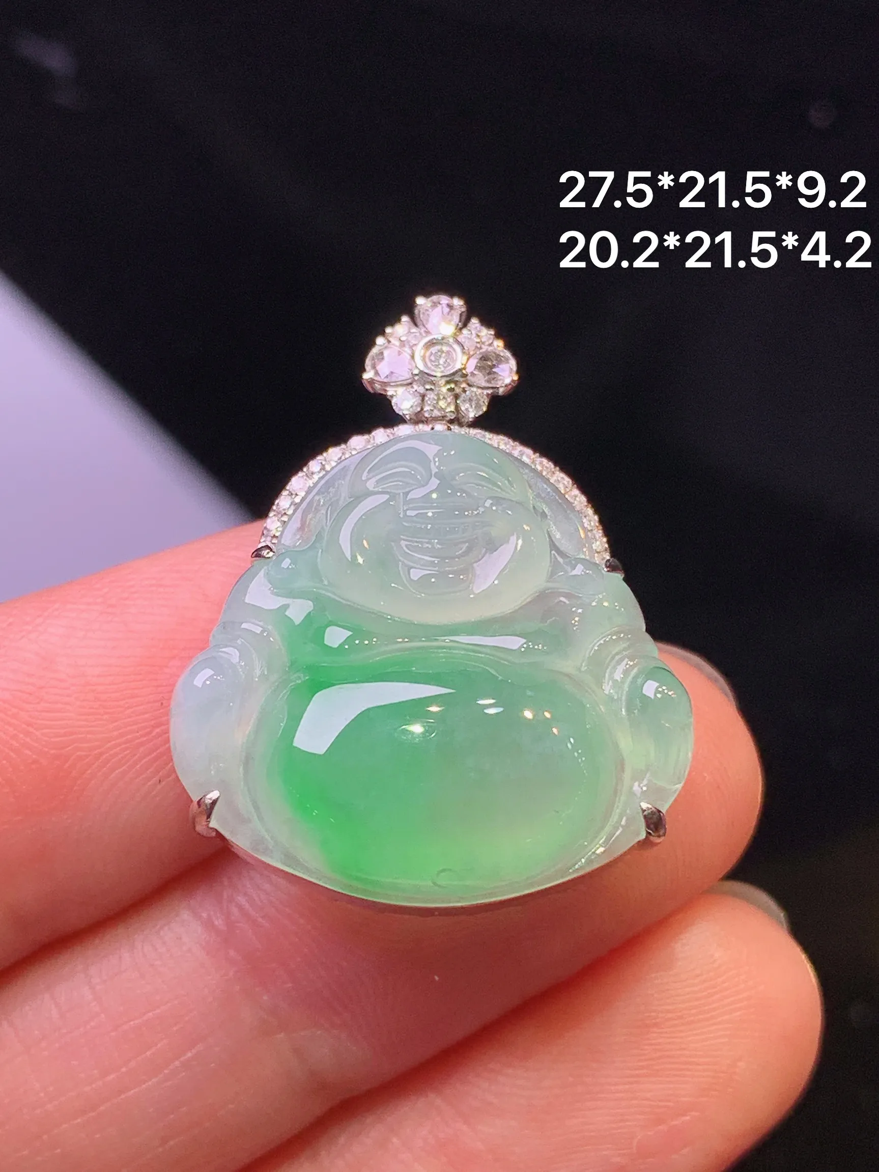 18k金钻镶嵌飘绿佛公吊坠 玉质细腻 色泽清新艳丽 整体尺寸27.5*21.5*9.2
