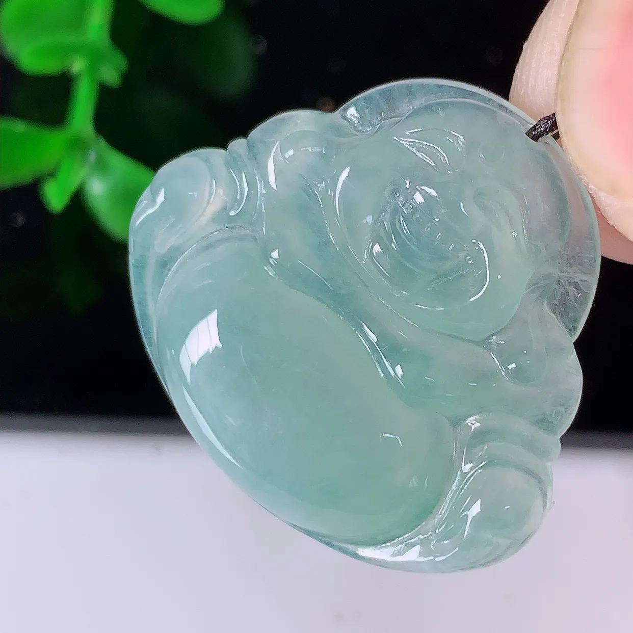 自然光实拍，冰种翡翠佛公吊坠，水灵起胶，翠色迷人，佛公在心中，一生平安，饱满圆润，开怀大笑佛公，配戴灵气十足！#46.28