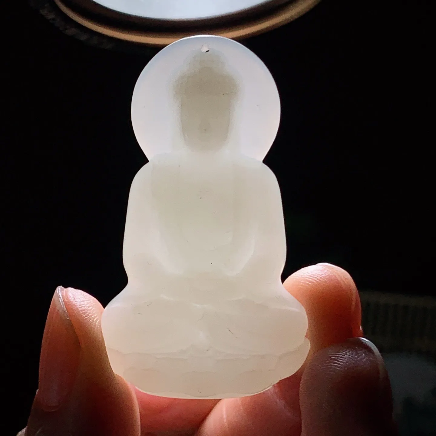 新疆和田玉羊脂白立体大日如来挂件 尺寸46/27/9重18.5克。玉质细腻油润。手推出油。佩戴高端典雅。lt260130