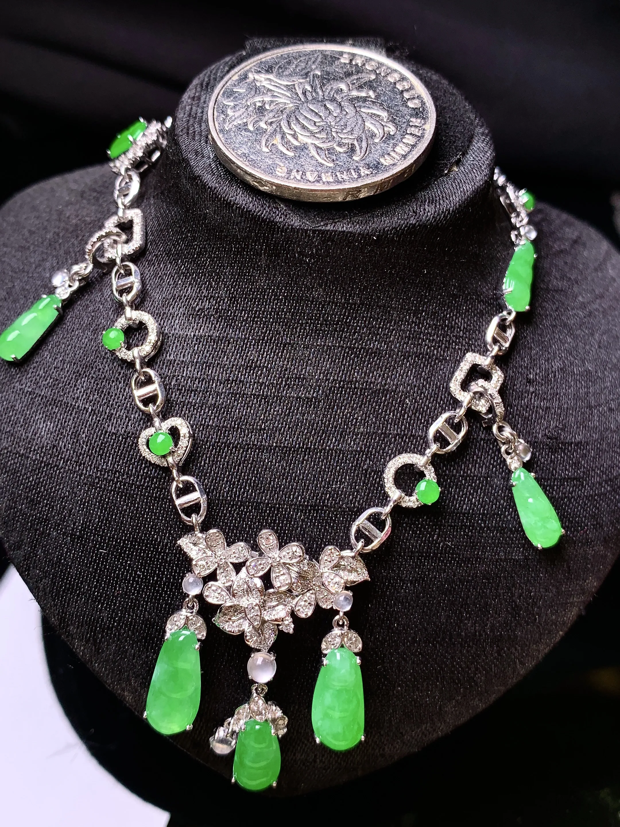 18k金钻镶嵌翠绿四季豆锁骨项链吊坠两用款 玉质细腻 色泽清新艳丽 整体尺寸11*5.6*2.5