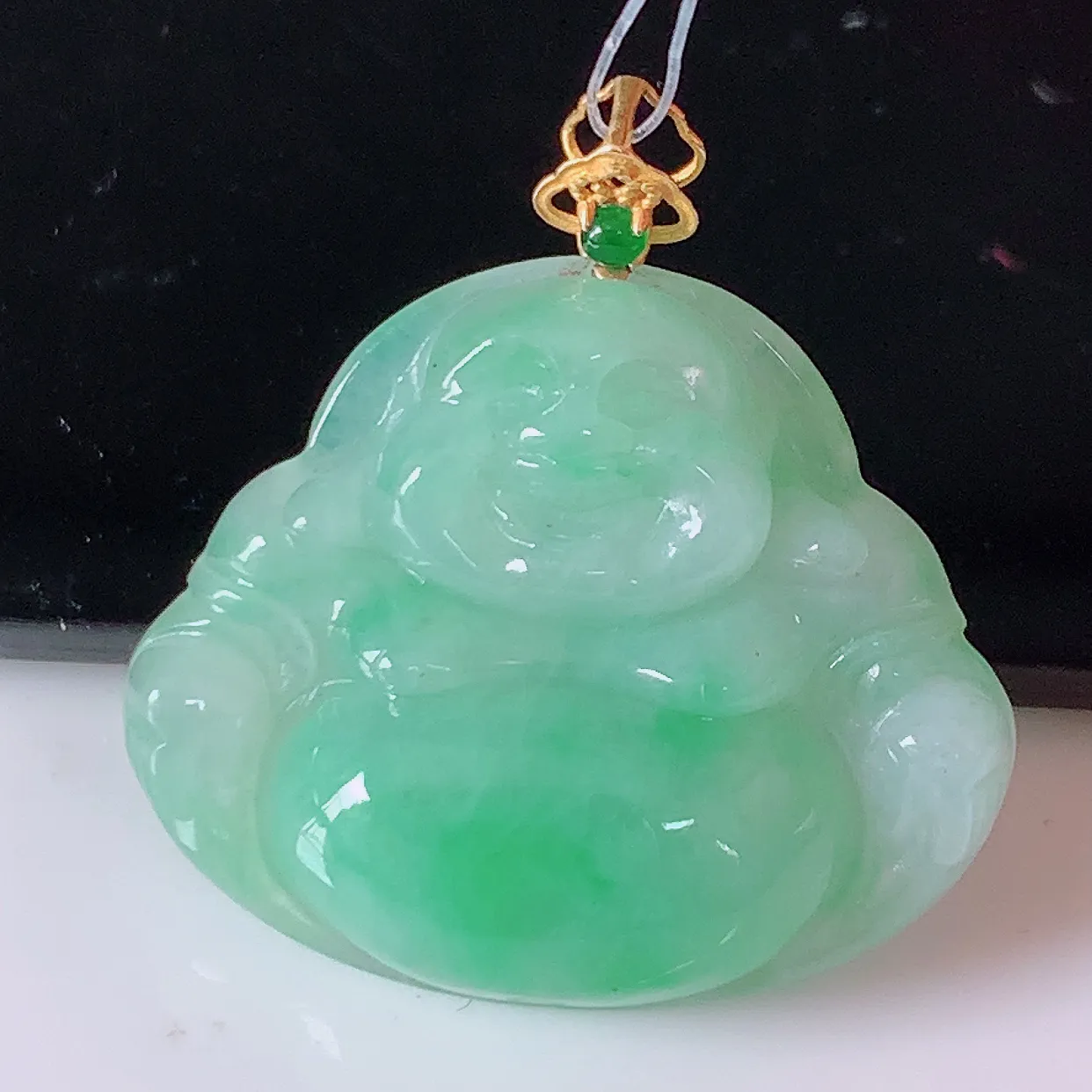 自然光实拍，18K金镶嵌冰润飘绿翡翠佛公吊坠，玉笑佛，饱满，开脸喜庆，品佳品，配戴优雅迷人！#49.