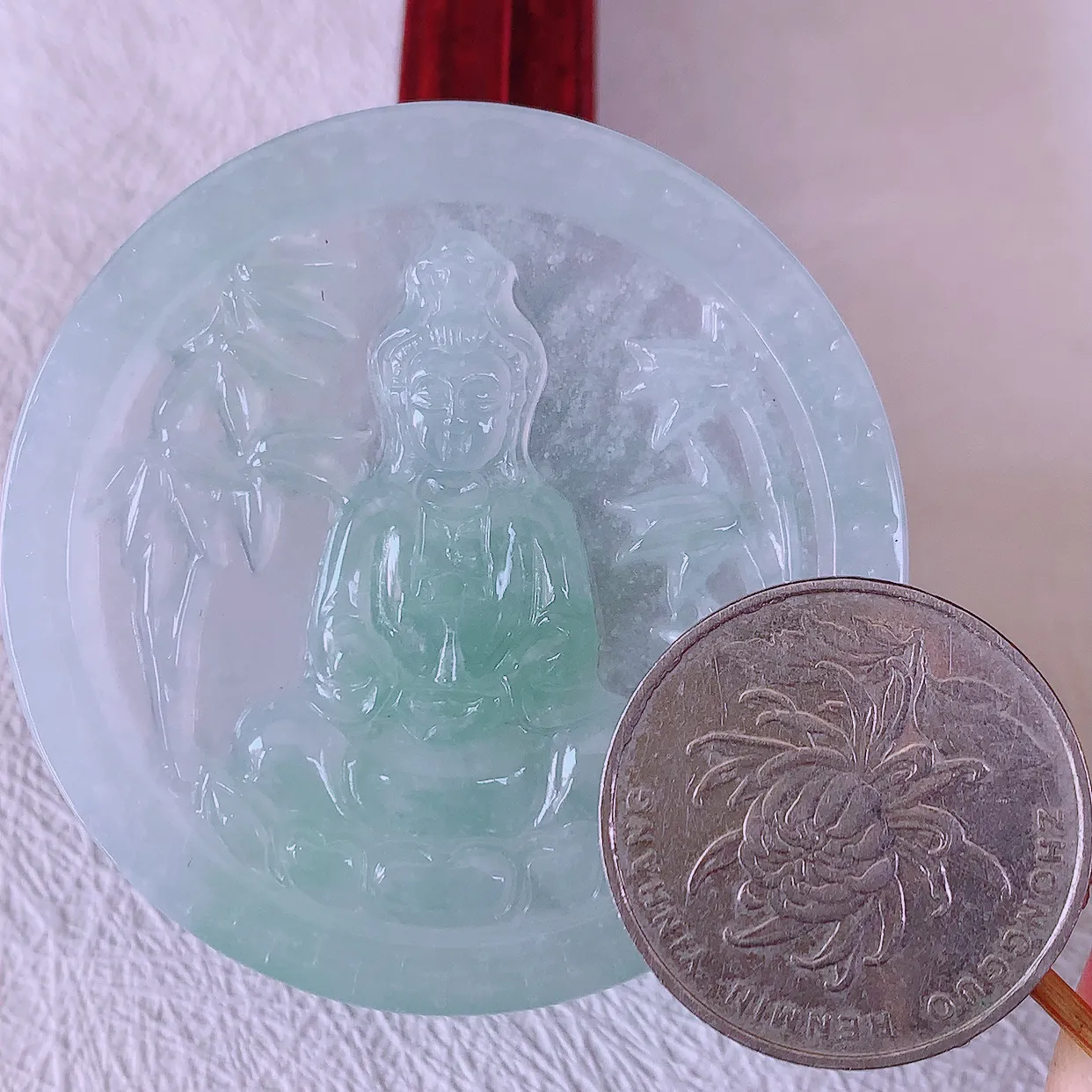 自然光实拍，冰种飘花翡翠观音菩萨吊坠，赐福观音，玉润通透，慈祥端庄！#46.25