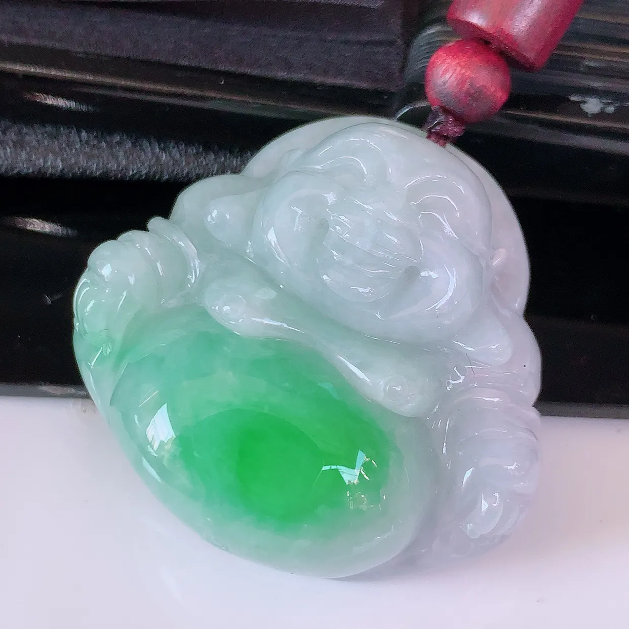 自然光实拍，冰润飘绿翡翠佛公吊坠，开心笑佛，种老水足，颜色漂亮，立体饱满圆润，佩戴效果赞#46.25