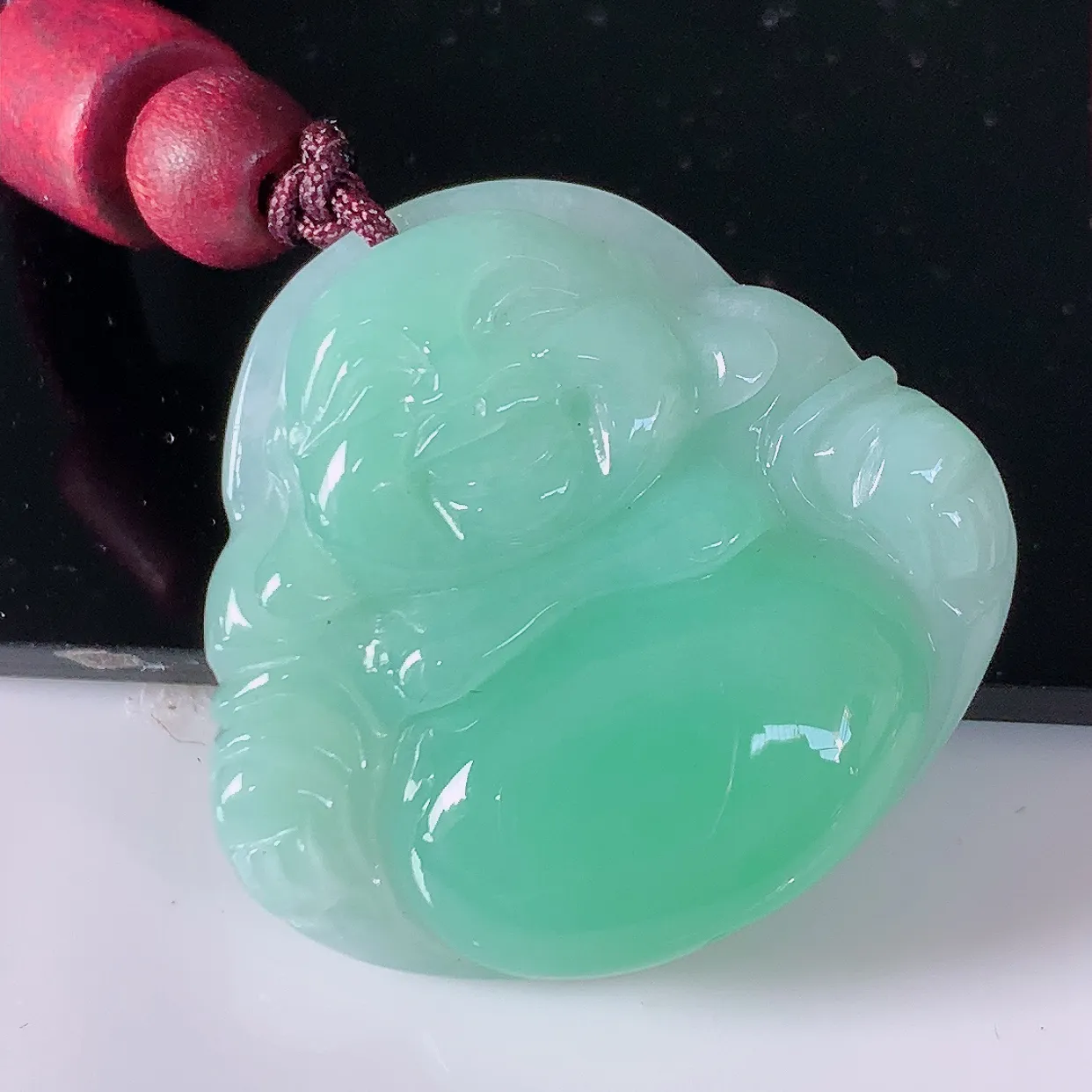 自然光实拍，冰润满绿翡翠佛公吊坠，水灵起胶，翠色迷人，佛公在心中，一生平安，饱满圆润，开怀大笑佛公，配戴灵气十足！#46.28
