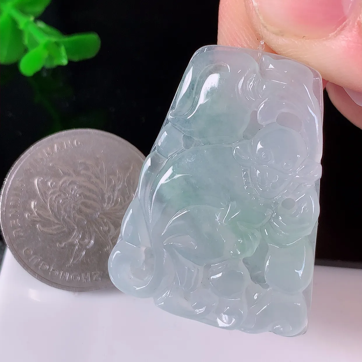 自然光实拍，冰种翡翠生肖猴牌吊坠，种老水足，雕工精湛 ，寓意美好，佩戴时尚出众！#49.28