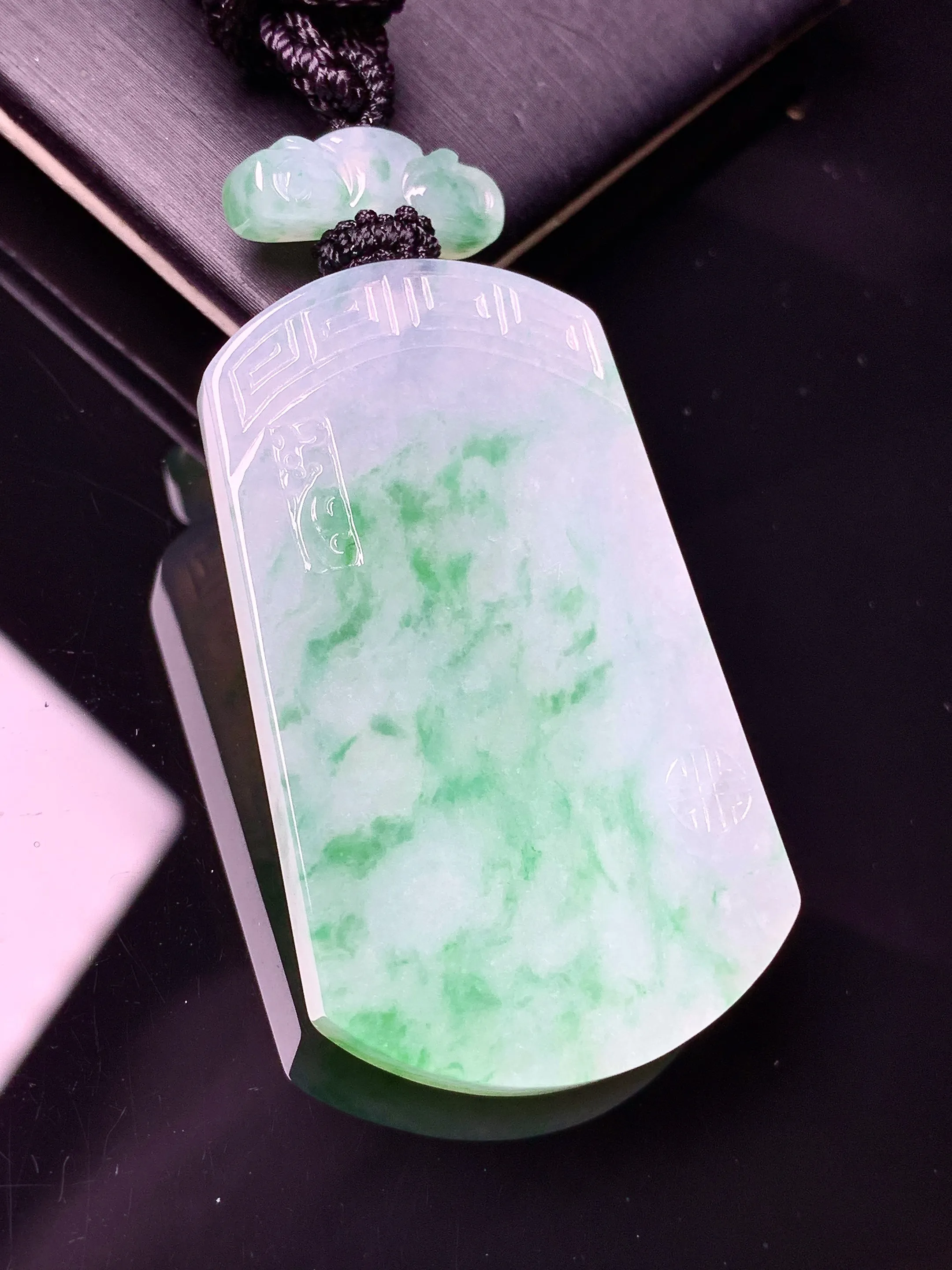 飘绿无事牌吊坠 玉质细腻 色泽清新艳丽 整体尺寸46*26.8*5.5